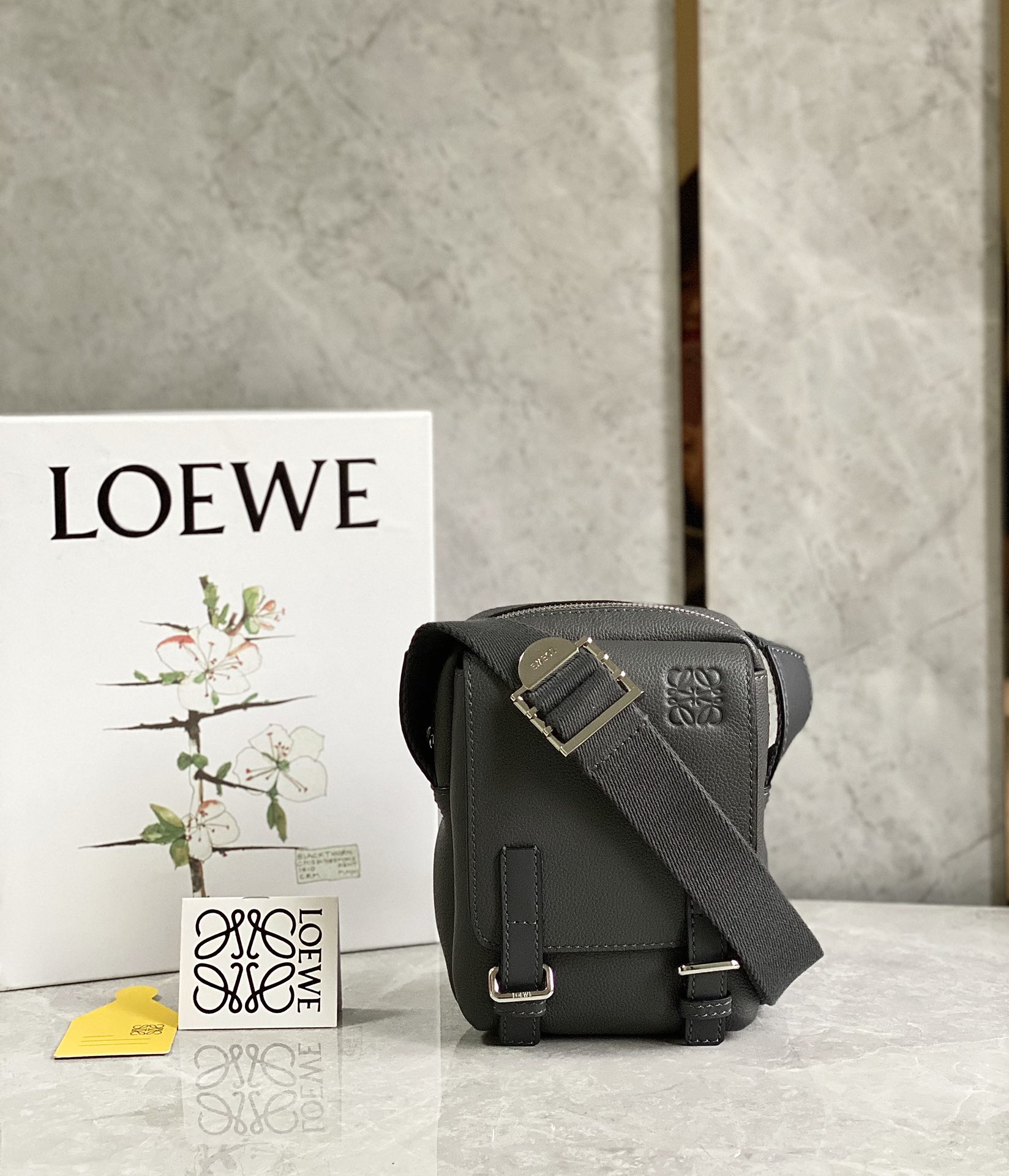 Loewe超小号Military Crossbody军用斜挎包 B553P59X01灰色