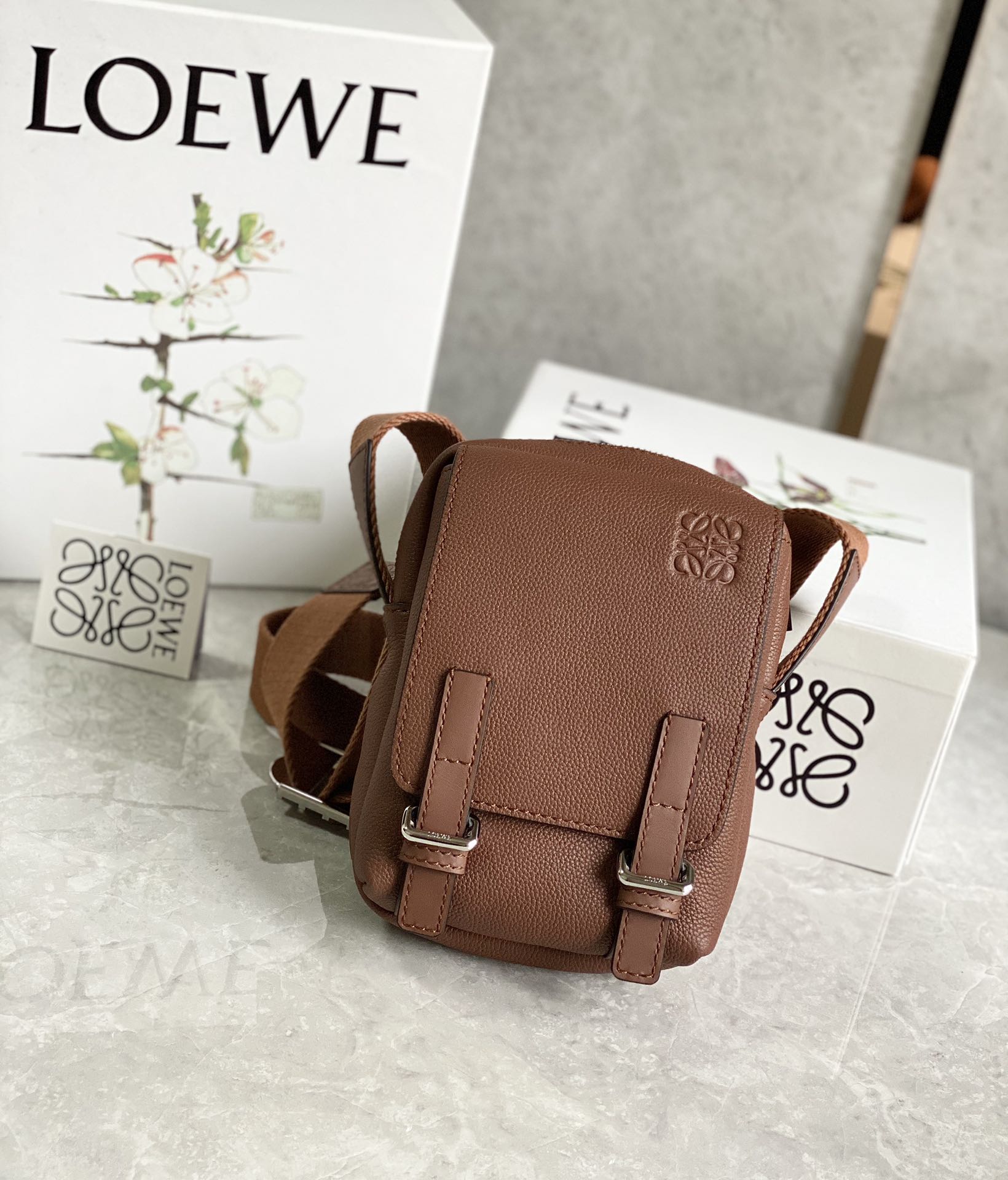 Loewe超小号Military Crossbody军用斜挎包 B553P59X01棕色