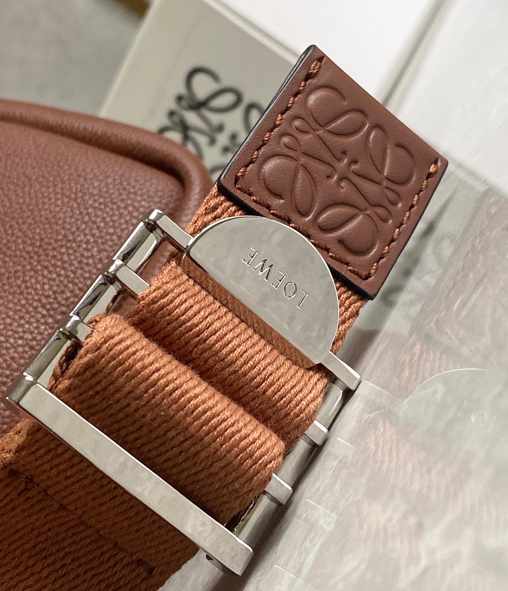 Loewe超小号Military Crossbody军用斜挎包 B553P59X01棕色