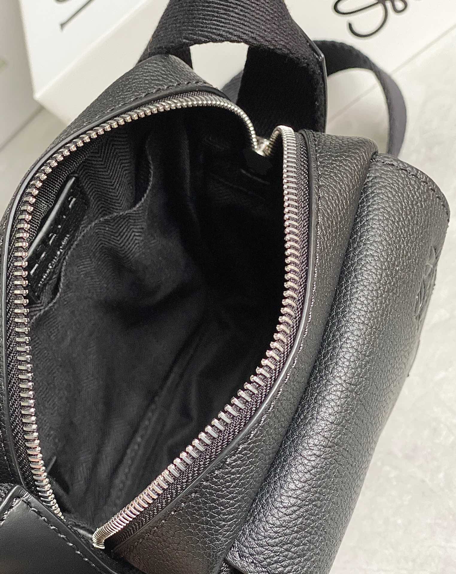 Loewe超小号Military Crossbody军用斜挎包 B553P59X01黑色