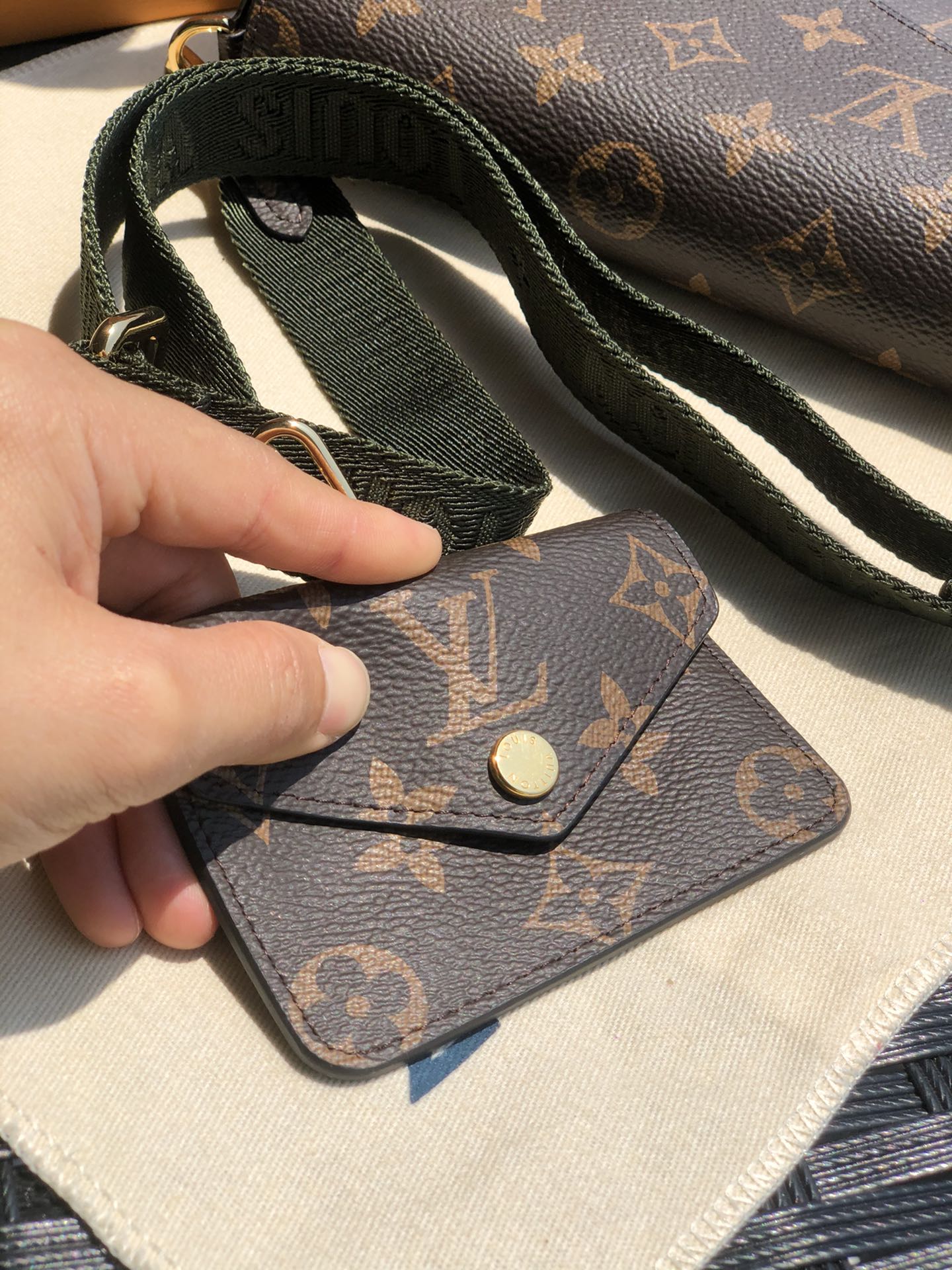 🌼 m80091尺寸17*9.6*3.5㎝ L*V新出的新款三合一销量非常爆，相对经典款不同在于肩带的设