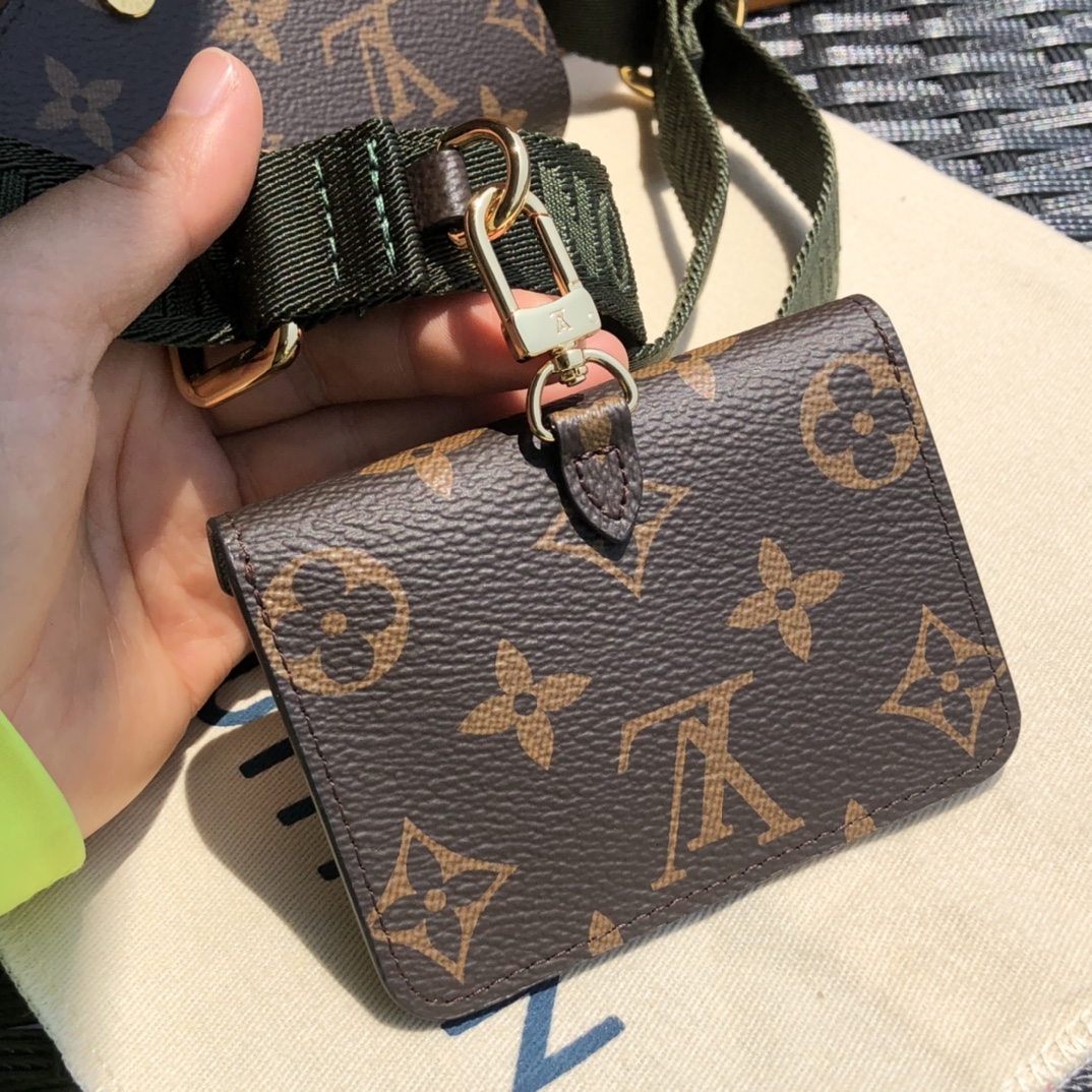 🌼 m80091尺寸17*9.6*3.5㎝ L*V新出的新款三合一销量非常爆，相对经典款不同在于肩带的设