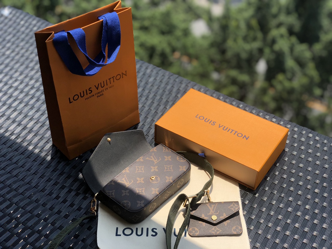 🌼 m80091尺寸17*9.6*3.5㎝ L*V新出的新款三合一销量非常爆，相对经典款不同在于肩带的设