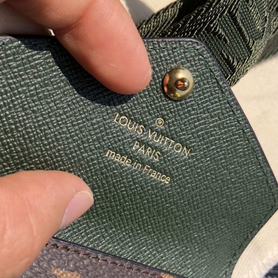 🌼 m80091尺寸17*9.6*3.5㎝ L*V新出的新款三合一销量非常爆，相对经典款不同在于肩带的设