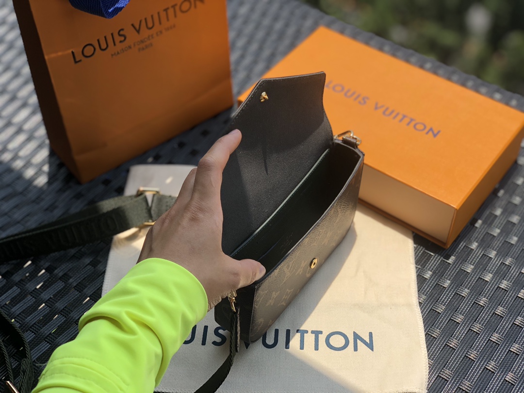 🌼 m80091尺寸17*9.6*3.5㎝ L*V新出的新款三合一销量非常爆，相对经典款不同在于肩带的设