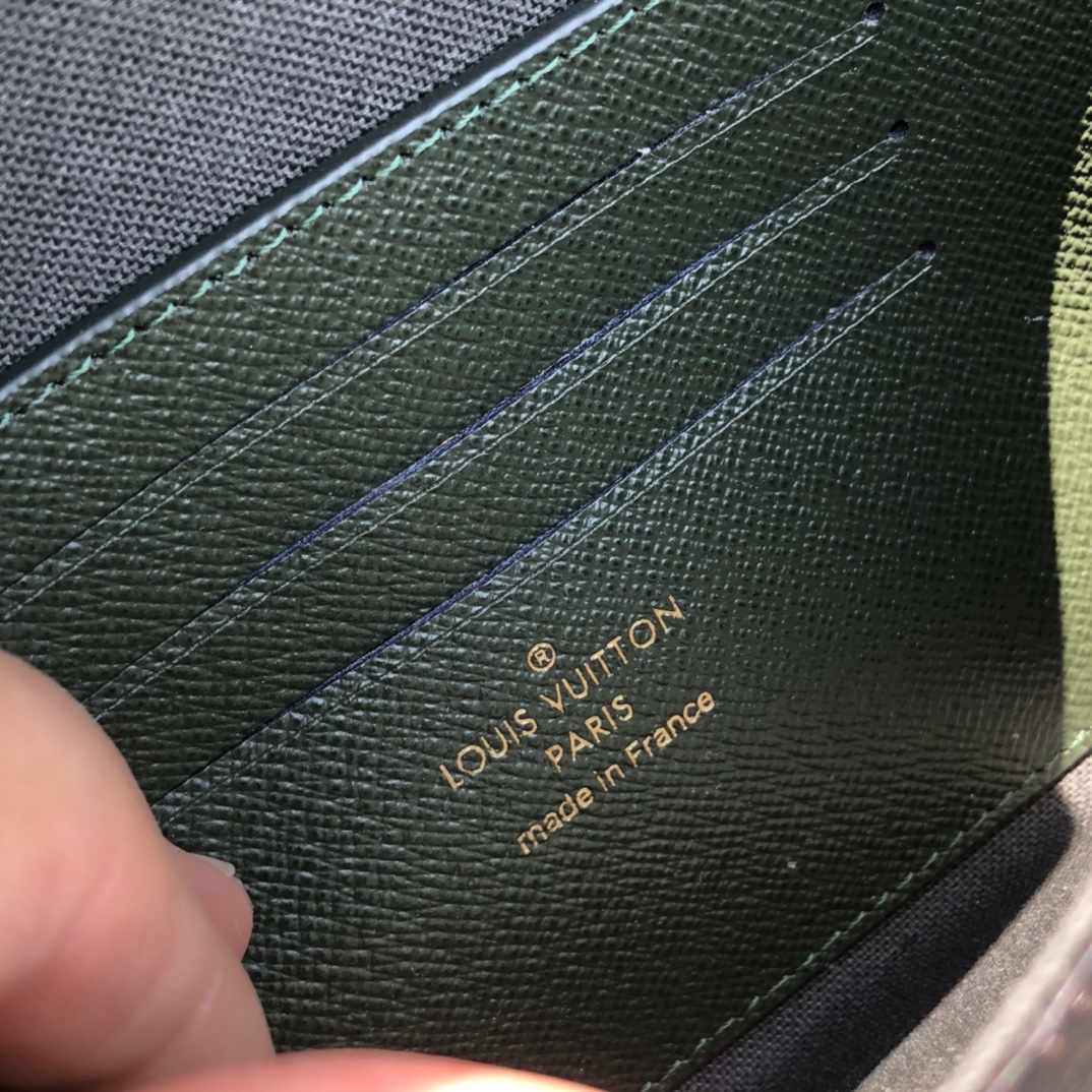 🌼 m80091尺寸17*9.6*3.5㎝ L*V新出的新款三合一销量非常爆，相对经典款不同在于肩带的设