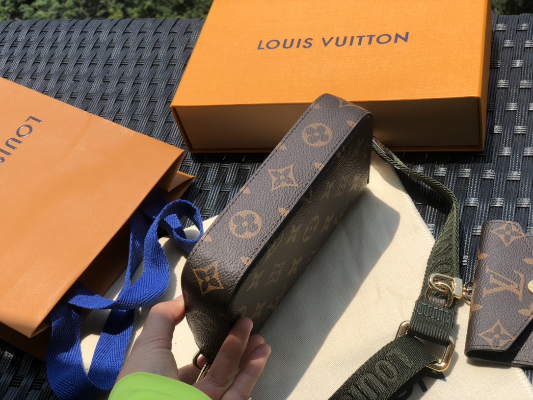 🌼 m80091尺寸17*9.6*3.5㎝ L*V新出的新款三合一销量非常爆，相对经典款不同在于肩带的设