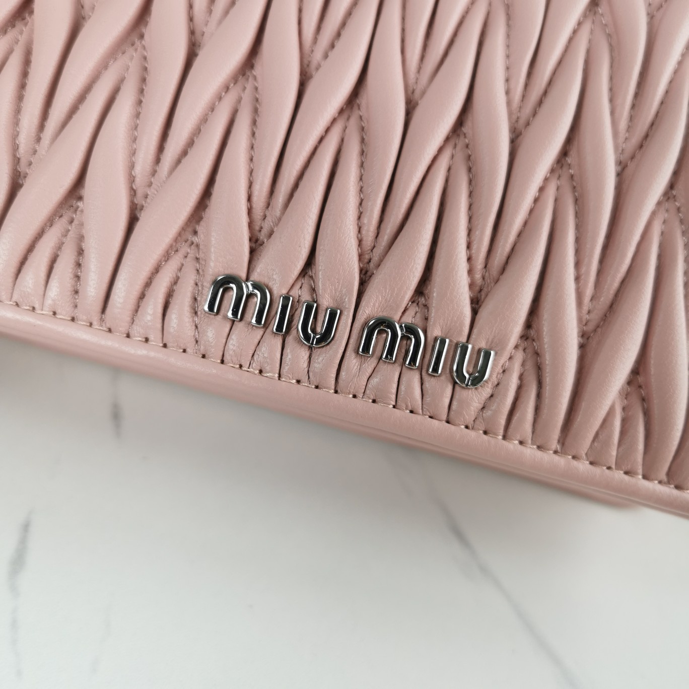 MIUMIU缪缪Matelasse皱褶纹图案顶级进口小羊皮手袋5BP065
