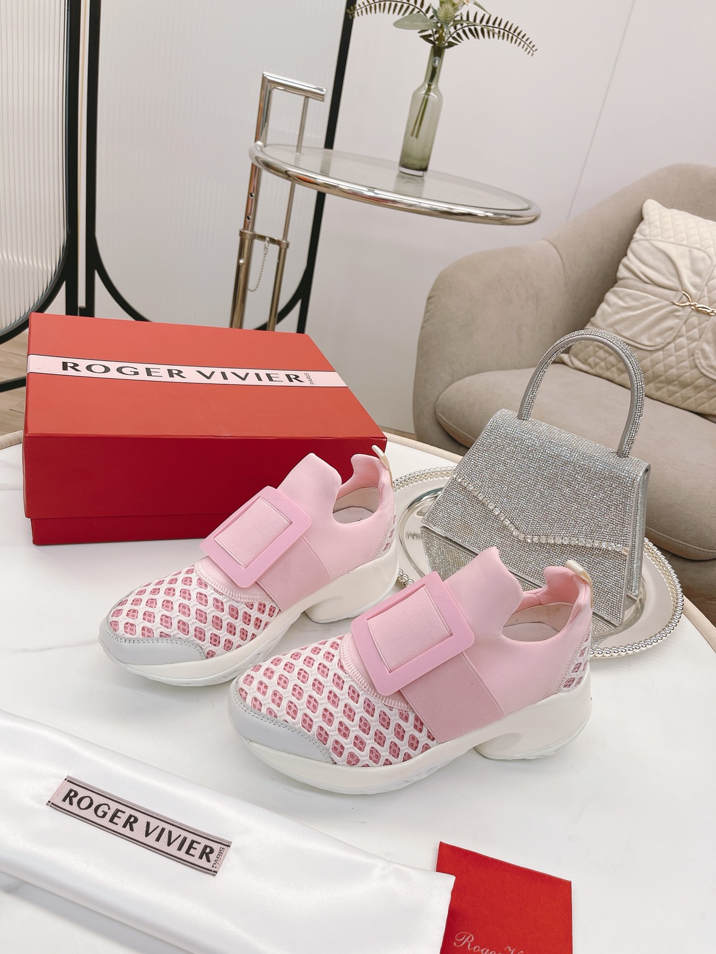 NO:679488,* Tang Yan, Lin Yun and Ruby Lin wear the same aviation casual series loafers!  The trend of light exercise is coming, and it is very suitable for girls who want to increase their height!  Perfectly stretches the leg lines. Original replica. Super correct version. Perfect workmanship details. Very comfortable on the feet. Elegant and versatile. Original molding (not the ordinary version on the market). Original customized foam outsole. Material: Original customized breathable mesh. Imported water-dyed sheepskin lining. Hardware. Original 11 molding color/diamond buckle. Code size 34-40. 34/40 customization is non-returnable.  Essential casual shoes for traveling ~ driving ~ sports, casual shoes/sports shoes, loafers, sneakers, sheepskin19860909* 唐嫣、林允、林心如同款航空休闲系列乐福鞋！轻运动风潮来袭,想要增高的小姐姐非常适合这款！完美拉伸腿部线条 原版复刻 版型超正 做工细节完美 ,上脚非常舒适 高雅百搭.原版开模（不是市场的普通版本） 鞋底原版定制发泡大底 材质:原版定制透气网面 内里进口水染羊皮内里 五金原版11开模彩/饰钻扣 码数34-40码 34/40定制不退换 旅游~开车~运动必备休闲款,休闲鞋/运动鞋,loafers,sneakers,sheepskin,Women's Shoes