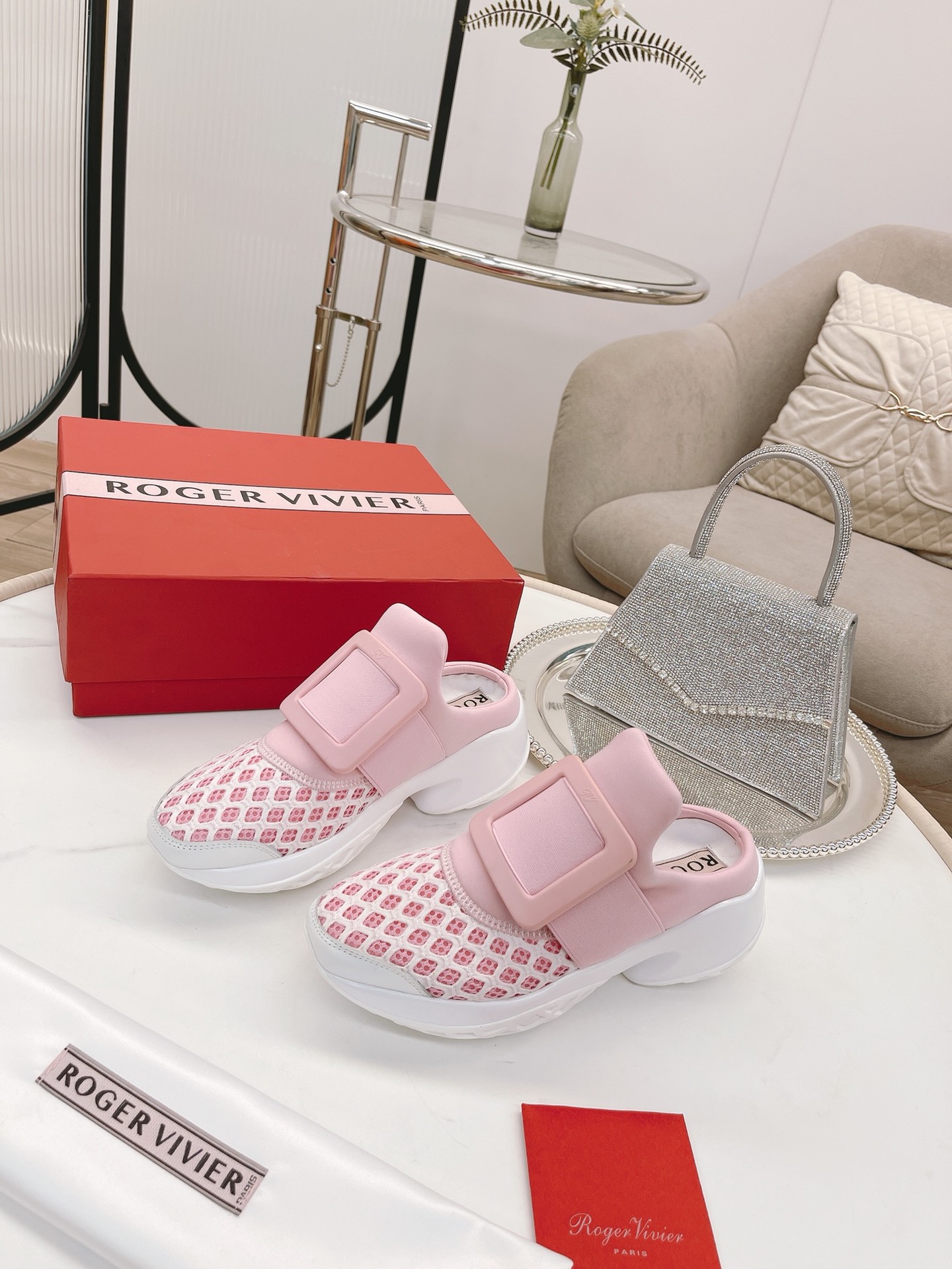 NO:679487,* Tang Yan, Lin Yun and Ruby Lin wear the same aviation casual series loafers!  The trend of light exercise is coming, and it is very suitable for girls who want to increase their height!  Perfectly stretches the leg lines. Original replica. Super correct version. Perfect workmanship details. Very comfortable on the feet. Elegant and versatile. Original molding (not the ordinary version on the market). Original customized foam outsole. Material: Original customized breathable mesh. Imported water-dyed sheepskin lining. Hardware. Original 11 molding color/diamond buckle. Code size 34-40. 34/40 customization is non-returnable.  Essential casual shoes for traveling ~ driving ~ sports, casual shoes/sports shoes, loafers, sneakers, sheepskin19860909* 唐嫣、林允、林心如同款航空休闲系列乐福鞋！轻运动风潮来袭,想要增高的小姐姐非常适合这款！完美拉伸腿部线条 原版复刻 版型超正 做工细节完美 ,上脚非常舒适 高雅百搭.原版开模（不是市场的普通版本） 鞋底原版定制发泡大底 材质:原版定制透气网面 内里进口水染羊皮内里 五金原版11开模彩/饰钻扣 码数34-40码 34/40定制不退换 旅游~开车~运动必备休闲款,休闲鞋/运动鞋,loafers,sneakers,sheepskin,Women's Shoes