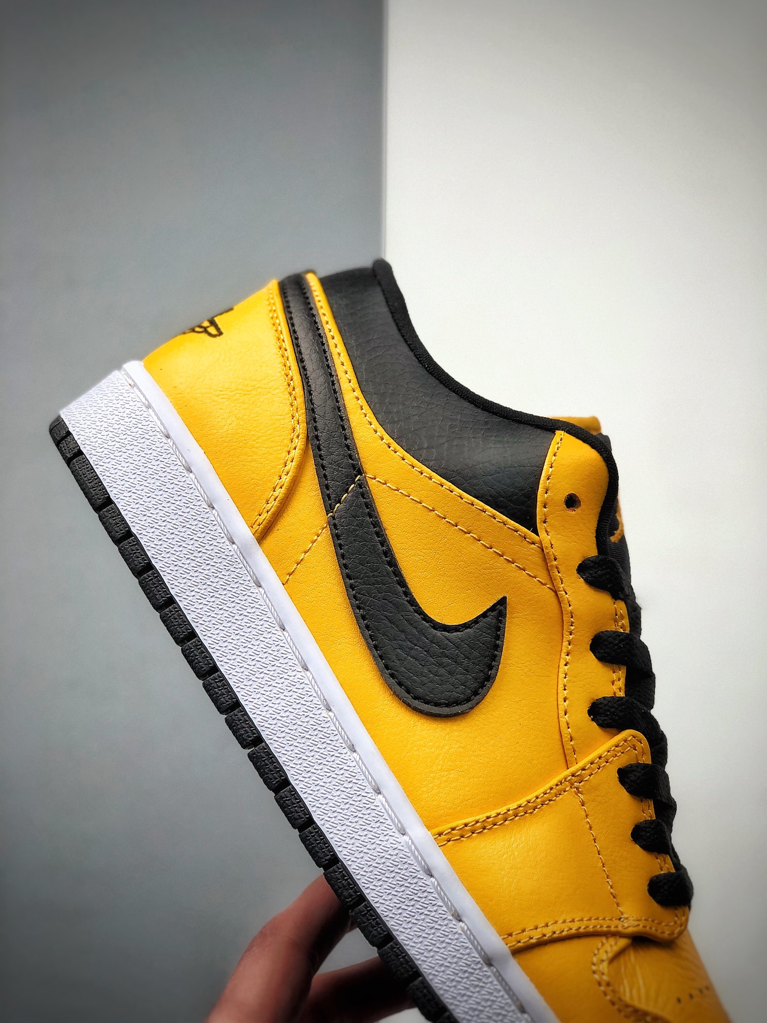 200  Air Jordan 1 Low ” Jniversity Gold” 低帮  553558-700