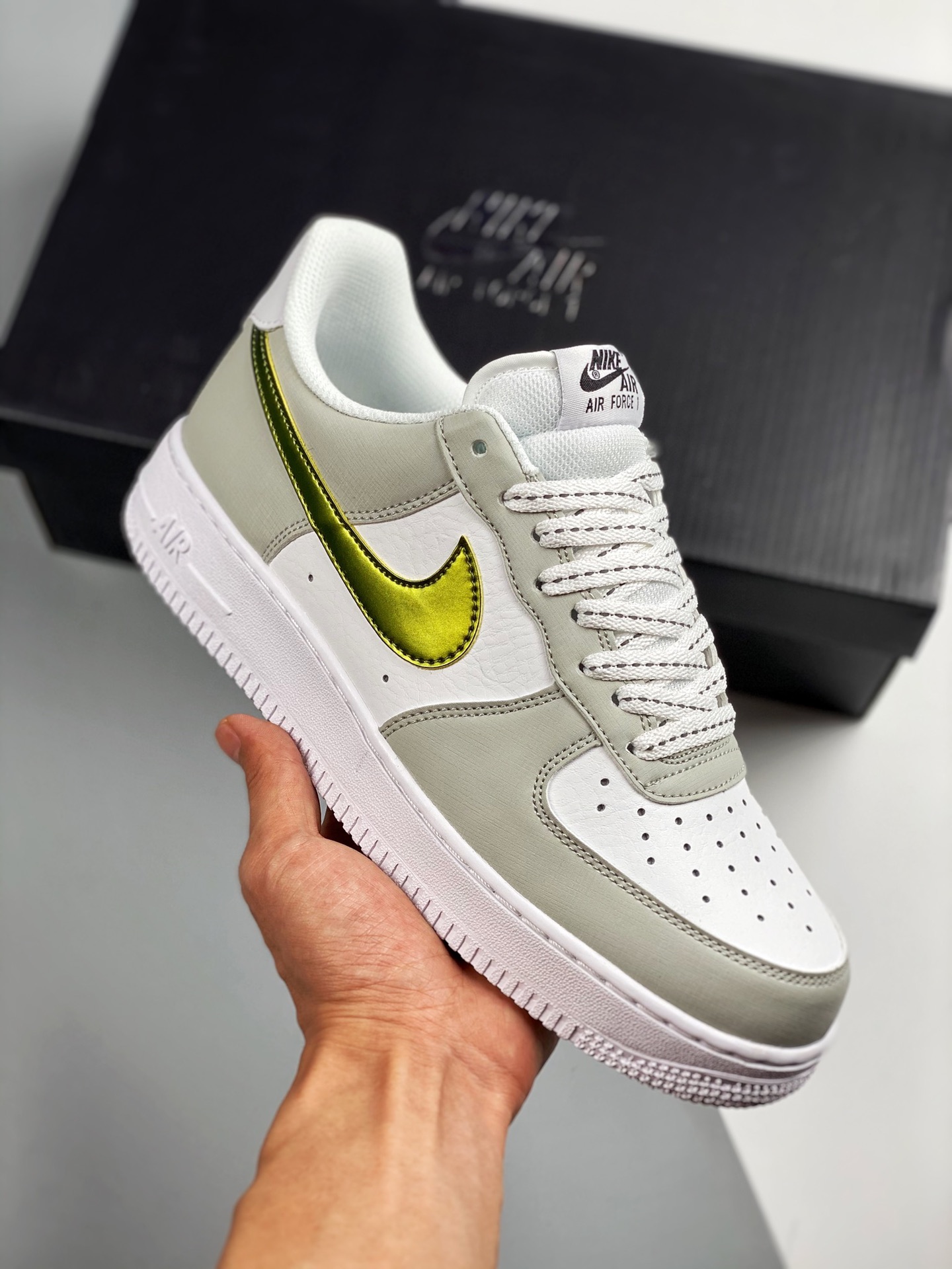 Nike Air Force 1 blanco y dorado, horma y cartón originales, creando la silueta auténtica de Air Force, enfocado en can…