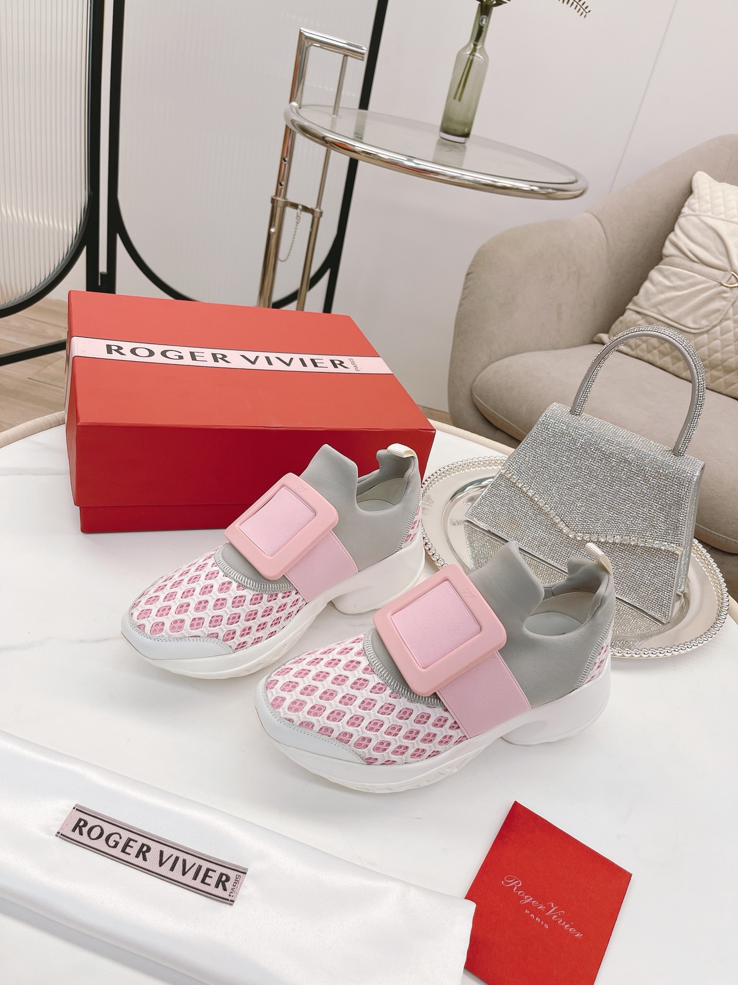 NO:679484,* Tang Yan, Lin Yun and Ruby Lin wear the same aviation casual series loafers!  The trend of light exercise is coming, and it is very suitable for girls who want to increase their height!  Perfectly stretches the leg lines. Original replica. Super correct version. Perfect workmanship details. Very comfortable on the feet. Elegant and versatile. Original molding (not the ordinary version on the market). Original customized foam outsole. Material: Original customized breathable mesh. Imported water-dyed sheepskin lining. Hardware. Original 11 molding color/diamond buckle. Code size 34-40. 34/40 customization is non-returnable.  Essential casual shoes for traveling ~ driving ~ sports, casual shoes/sports shoes, loafers, sneakers, sheepskin19860909* 唐嫣、林允、林心如同款航空休闲系列乐福鞋！轻运动风潮来袭,想要增高的小姐姐非常适合这款！完美拉伸腿部线条 原版复刻 版型超正 做工细节完美 ,上脚非常舒适 高雅百搭.原版开模（不是市场的普通版本） 鞋底原版定制发泡大底 材质:原版定制透气网面 内里进口水染羊皮内里 五金原版11开模彩/饰钻扣 码数34-40码 34/40定制不退换 旅游~开车~运动必备休闲款,休闲鞋/运动鞋,loafers,sneakers,sheepskin,Women's Shoes