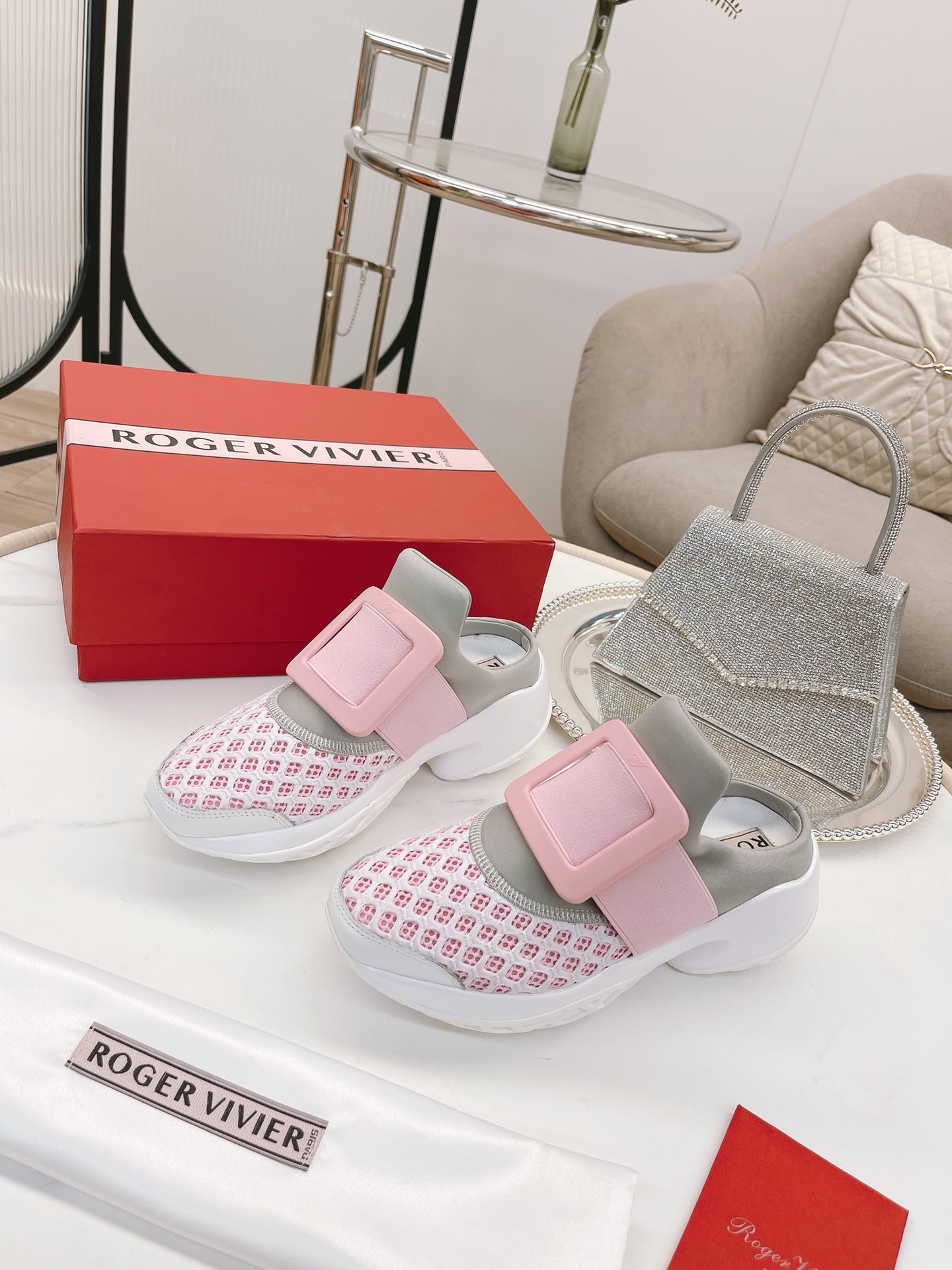 NO:679482,* Tang Yan, Lin Yun and Ruby Lin wear the same aviation casual series loafers!  The trend of light exercise is coming, and it is very suitable for girls who want to increase their height!  Perfectly stretches the leg lines. Original replica. Super correct version. Perfect workmanship details. Very comfortable on the feet. Elegant and versatile. Original molding (not the ordinary version on the market). Original customized foam outsole. Material: Original customized breathable mesh. Imported water-dyed sheepskin lining. Hardware. Original 11 molding color/diamond buckle. Code size 34-40. 34/40 customization is non-returnable.  Essential casual shoes for traveling ~ driving ~ sports, casual shoes/sports shoes, loafers, sneakers, sheepskin19860909* 唐嫣、林允、林心如同款航空休闲系列乐福鞋！轻运动风潮来袭,想要增高的小姐姐非常适合这款！完美拉伸腿部线条 原版复刻 版型超正 做工细节完美 ,上脚非常舒适 高雅百搭.原版开模（不是市场的普通版本） 鞋底原版定制发泡大底 材质:原版定制透气网面 内里进口水染羊皮内里 五金原版11开模彩/饰钻扣 码数34-40码 34/40定制不退换 旅游~开车~运动必备休闲款,休闲鞋/运动鞋,loafers,sneakers,sheepskin,Women's Shoes