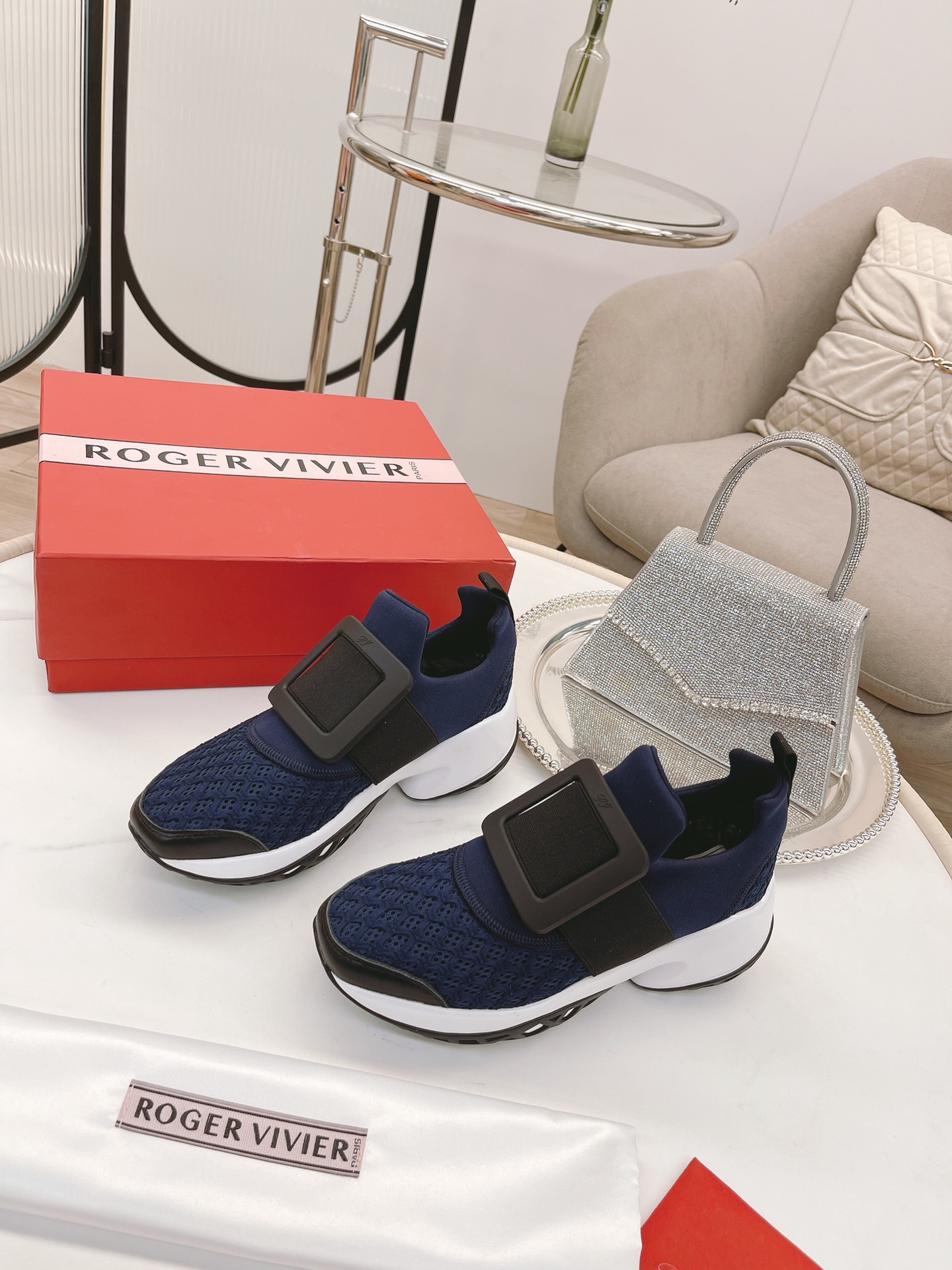 NO:679502,* Tang Yan, Lin Yun and Ruby Lin wear the same aviation casual series loafers!  The trend of light exercise is coming, and it is very suitable for girls who want to increase their height!  Perfectly stretches the leg lines. Original replica. Super correct version. Perfect workmanship details. Very comfortable on the feet. Elegant and versatile. Original molding (not the ordinary version on the market). Original customized foam outsole. Material: Original customized breathable mesh. Imported water-dyed sheepskin lining. Hardware. Original 11 molding color/diamond buckle. Code size 34-40. 34/40 customization is non-returnable.  Essential casual shoes for traveling ~ driving ~ sports, casual shoes/sports shoes, loafers, sneakers, sheepskin19860909* 唐嫣、林允、林心如同款航空休闲系列乐福鞋！轻运动风潮来袭,想要增高的小姐姐非常适合这款！完美拉伸腿部线条 原版复刻 版型超正 做工细节完美 ,上脚非常舒适 高雅百搭.原版开模（不是市场的普通版本） 鞋底原版定制发泡大底 材质:原版定制透气网面 内里进口水染羊皮内里 五金原版11开模彩/饰钻扣 码数34-40码 34/40定制不退换 旅游~开车~运动必备休闲款,休闲鞋/运动鞋,loafers,sneakers,sheepskin,Women's Shoes