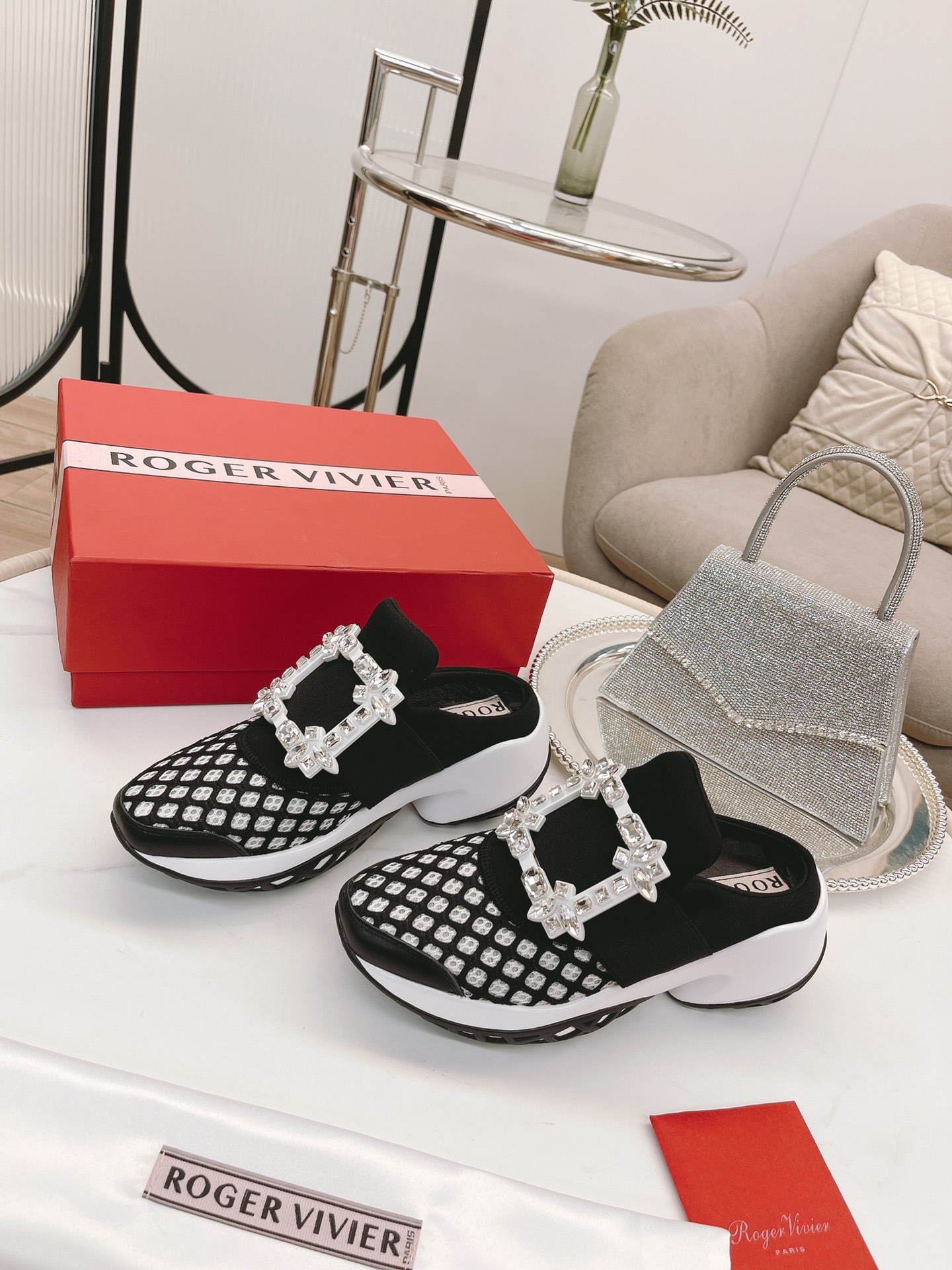 NO:679491,* Tang Yan, Lin Yun and Ruby Lin wear the same aviation casual series loafers!  The trend of light exercise is coming, and it is very suitable for girls who want to increase their height!  Perfectly stretches the leg lines. Original replica. Super correct version. Perfect workmanship details. Very comfortable on the feet. Elegant and versatile. Original molding (not the ordinary version on the market). Original customized foam outsole. Material: Original customized breathable mesh. Imported water-dyed sheepskin lining. Hardware. Original 11 molding color/diamond buckle. Code size 34-40. 34/40 customization is non-returnable.  Essential casual shoes for traveling ~ driving ~ sports, casual shoes/sports shoes, loafers, sneakers, sheepskin19860909* 唐嫣、林允、林心如同款航空休闲系列乐福鞋！轻运动风潮来袭,想要增高的小姐姐非常适合这款！完美拉伸腿部线条 原版复刻 版型超正 做工细节完美 ,上脚非常舒适 高雅百搭.原版开模（不是市场的普通版本） 鞋底原版定制发泡大底 材质:原版定制透气网面 内里进口水染羊皮内里 五金原版11开模彩/饰钻扣 码数34-40码 34/40定制不退换 旅游~开车~运动必备休闲款,休闲鞋/运动鞋,loafers,sneakers,sheepskin,Women's Shoes