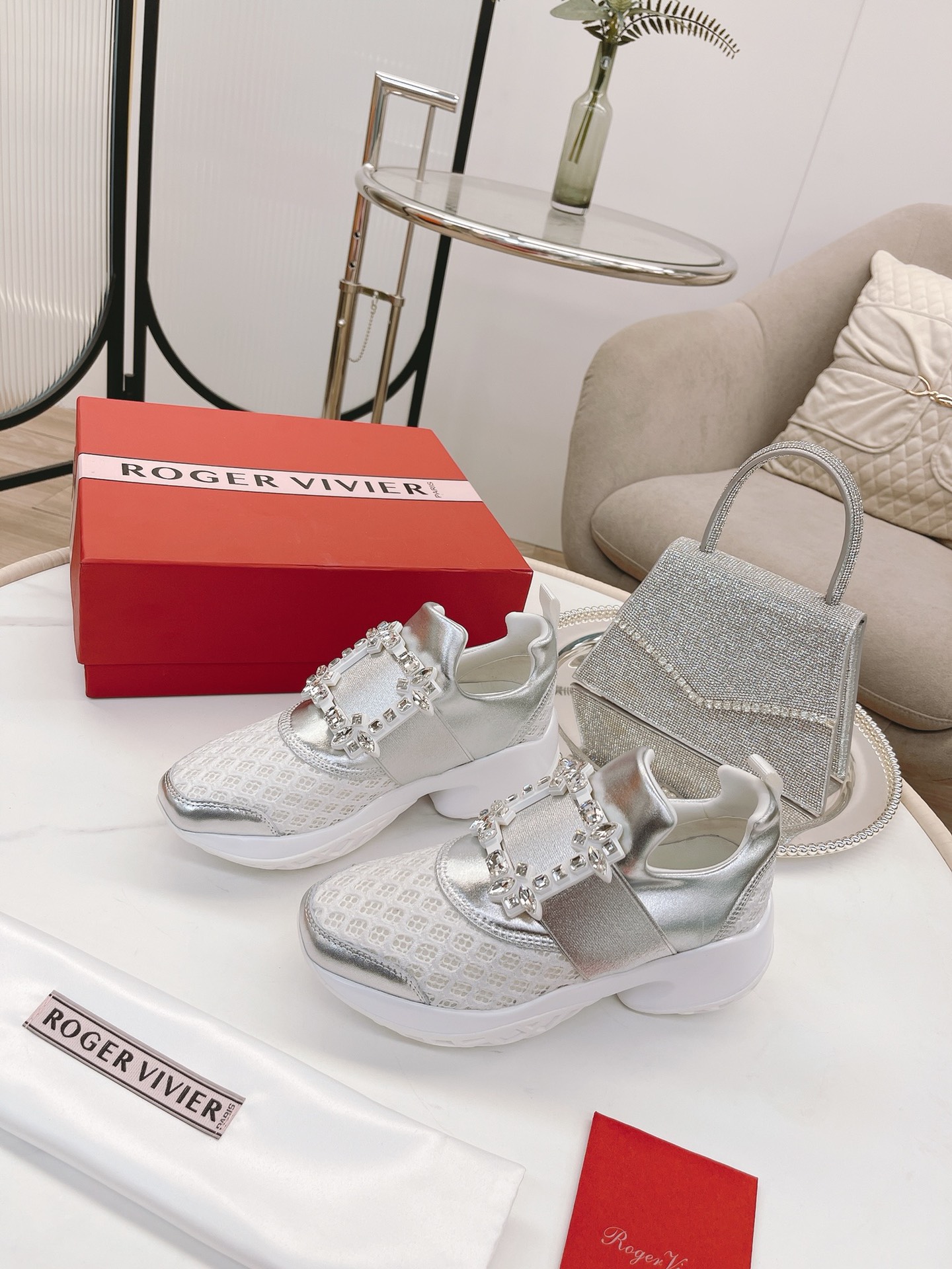 NO:679494,* Tang Yan, Lin Yun and Ruby Lin wear the same aviation casual series loafers!  The trend of light exercise is coming, and it is very suitable for girls who want to increase their height!  Perfectly stretches the leg lines. Original replica. Super correct version. Perfect workmanship details. Very comfortable on the feet. Elegant and versatile. Original molding (not the ordinary version on the market). Original customized foam outsole. Material: Original customized breathable mesh. Imported water-dyed sheepskin lining. Hardware. Original 11 molding color/diamond buckle. Code size 34-40. 34/40 customization is non-returnable.  Essential casual shoes for traveling ~ driving ~ sports, casual shoes/sports shoes, loafers, sneakers, sheepskin19860909* 唐嫣、林允、林心如同款航空休闲系列乐福鞋！轻运动风潮来袭,想要增高的小姐姐非常适合这款！完美拉伸腿部线条 原版复刻 版型超正 做工细节完美 ,上脚非常舒适 高雅百搭.原版开模（不是市场的普通版本） 鞋底原版定制发泡大底 材质:原版定制透气网面 内里进口水染羊皮内里 五金原版11开模彩/饰钻扣 码数34-40码 34/40定制不退换 旅游~开车~运动必备休闲款,休闲鞋/运动鞋,loafers,sneakers,sheepskin,Women's Shoes