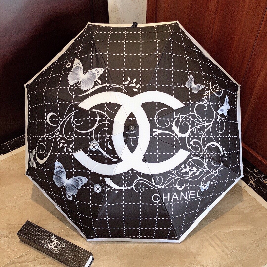CHANEL香奈儿亚太专柜最新款山茶花全自动UV晴雨伞菱格设计赋予了这件作品全新的生命优雅高贵的设计赢取