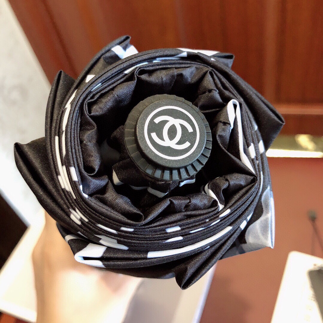 CHANEL香奈儿亚太专柜最新款山茶花全自动UV晴雨伞菱格设计赋予了这件作品全新的生命优雅高贵的设计赢取