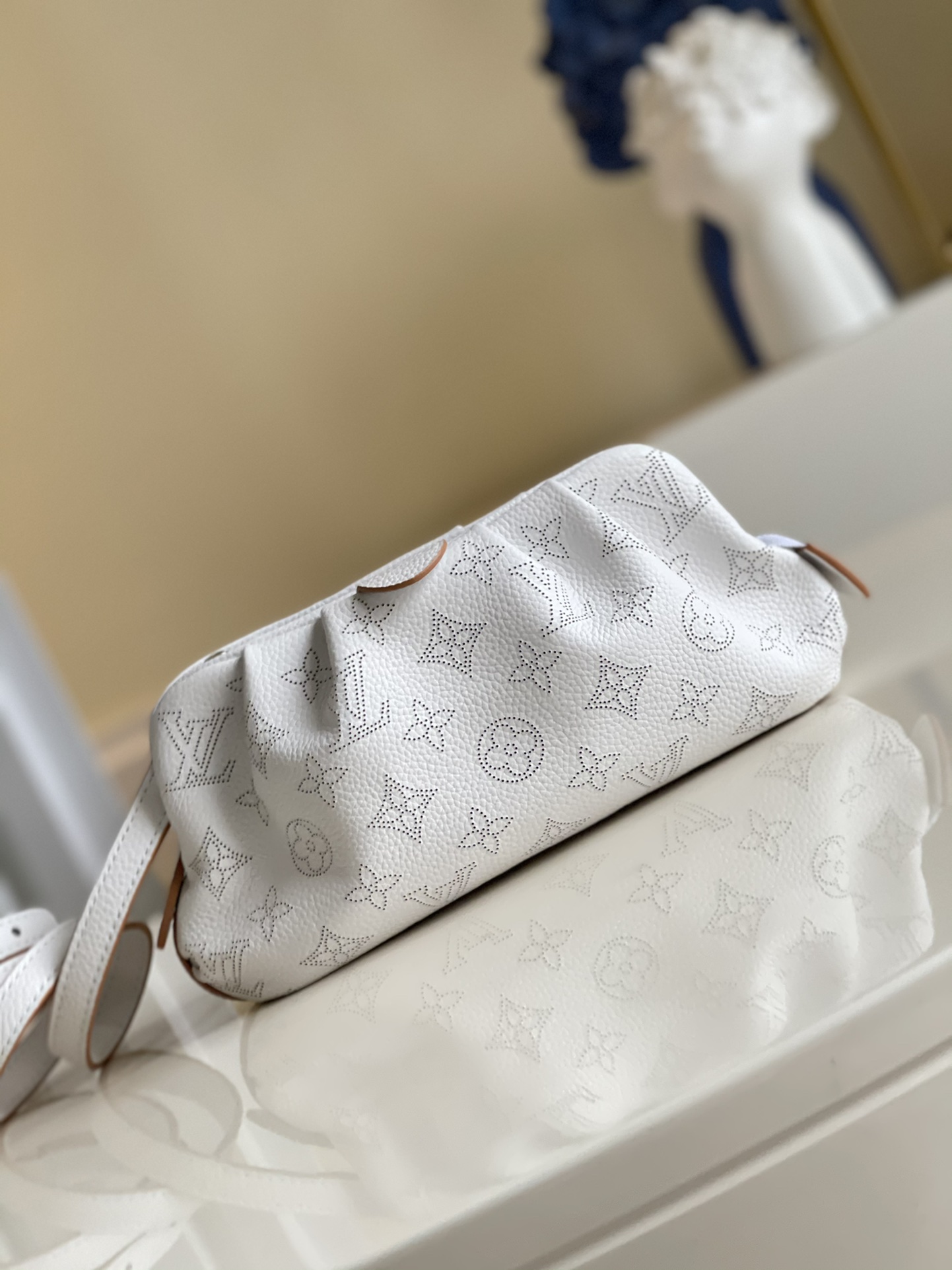 NO:396801,【Exclusive real photo M80410 white】Scala mini handbag picks inspiration toward the curtain, and then depicts the classic Monogram pattern perforated for soft flowered calfskin. Enriched space to accommodate daily needs, and the removable and adjustable shoulder straps achieve multiple carrying methods. Size 23 x 12.5 x 5 q.,LV【Original leather】,louis vuitton,cowhide19860909【独家实拍M80410白】Scala 迷你手袋向帷幔褶裥采撷灵感,再为柔软镂花小牛皮描绘经典 Monogram 图案穿孔.充裕空间容纳日常所需,可拆卸并调节的肩带实现多种背携方式.尺寸23 x 12.5 x 5 q.,LV【原厂皮】,louis vuitton,cowhide,Bag