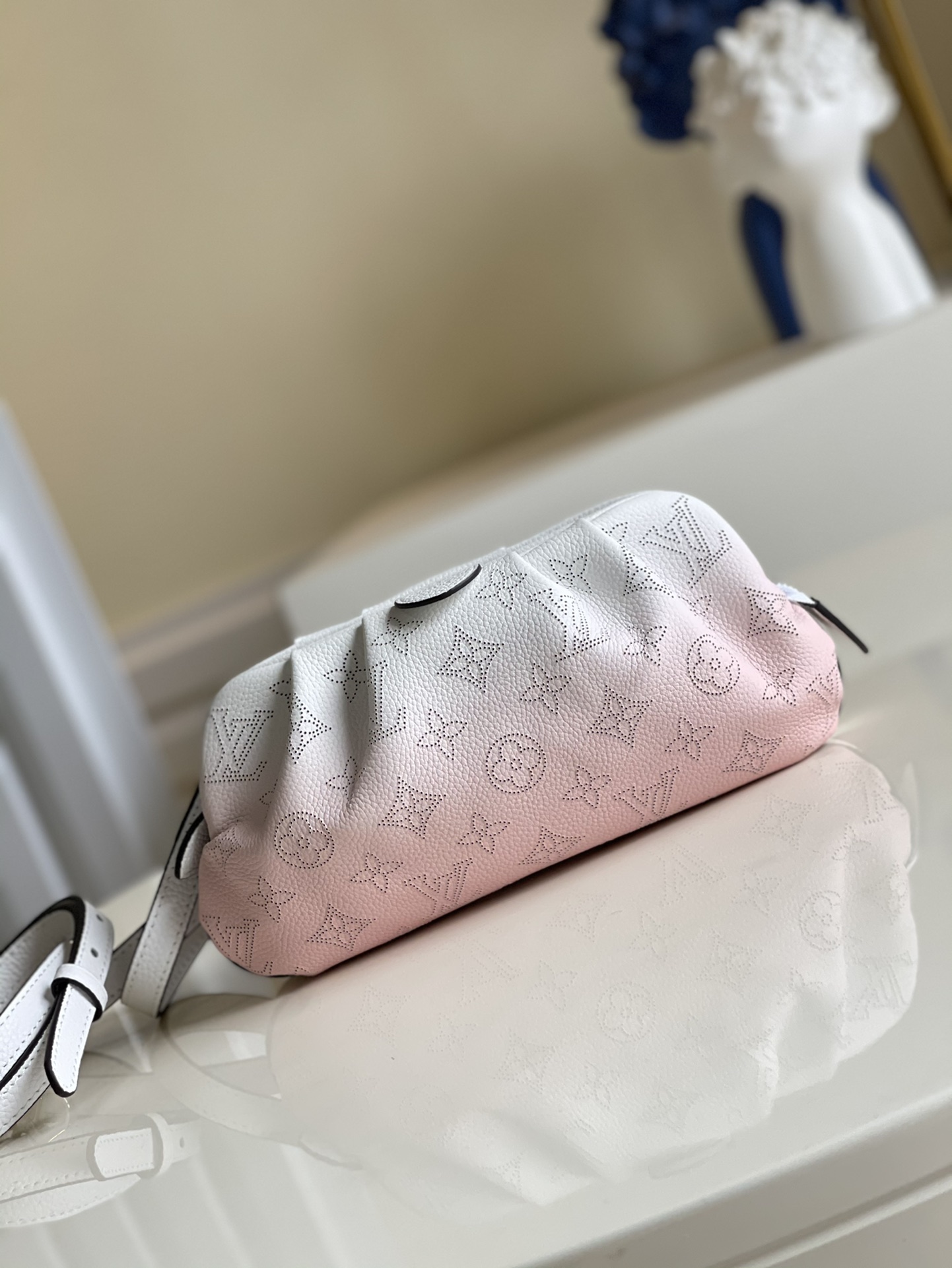 NO:398618,[Exclusive real shot of M80497 gradient powder] May Day limited event, new flawless issues, delivery quality packaging, Scala mini handbags pick inspiration to the valance pleats, and then depict the classic Monogram pattern perforated for soft flowering calfskin. Enriched space to accommodate daily needs, and the removable and adjustable shoulder straps achieve multiple ways of carrying. Size 23 x 12.5 x 5 Original price, feedback price 529 [Warm reminder, this model is limited in quantity, and the special price will not support return once it is sold!  】,LV【Original Skin】,louis vuitton,cowhide19860909【独家实拍M80497渐变粉】五一限时活动 全新无瑕疵问题 配送精品包装 Scala 迷你手袋向帷幔褶裥采撷灵感,再为柔软镂花小牛皮描绘经典 Monogram 图案穿孔.充裕空间容纳日常所需,可拆卸并调节的肩带实现多种背携方式.尺寸23 x 12.5 x 5  原价 回馈价529【温馨提示此款数量有限 特价一经售出概不支持退换！】,LV【原厂皮】,louis vuitton,cowhide,Bag