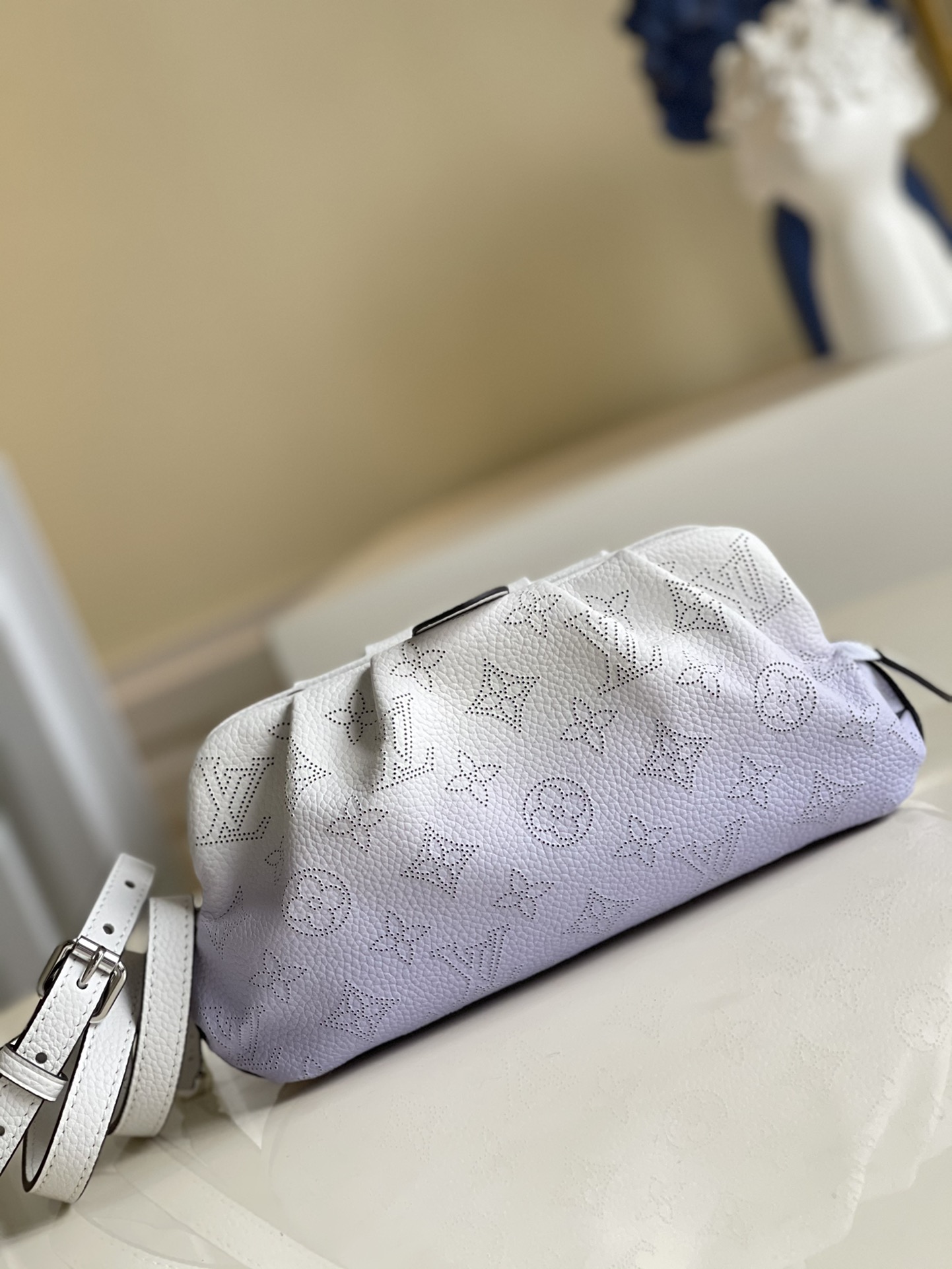 NO:397272,【Exclusive real photo M80497 blue】Scala mini handbag picks inspiration toward the curtain, and then depicts the classic Monogram pattern perforated for soft flowered calfskin. Enriched space to accommodate daily needs, and the removable and adjustable shoulder straps enable multiple carrying methods. Size 23 x 12.5 x 5 q.,LV【Original Leather】,louis vuitton,cowhide19860909【独家实拍M80497蓝】Scala 迷你手袋向帷幔褶裥采撷灵感,再为柔软镂花小牛皮描绘经典 Monogram 图案穿孔.充裕空间容纳日常所需,可拆卸并调节的肩带实现多种背携方式.尺寸23 x 12.5 x 5 q.,LV【原厂皮】,louis vuitton,cowhide,Bag