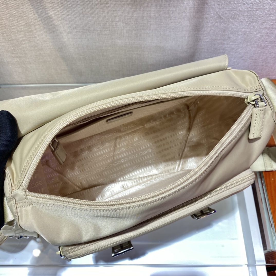 PRADA普拉达尼龙邮差包1BD671