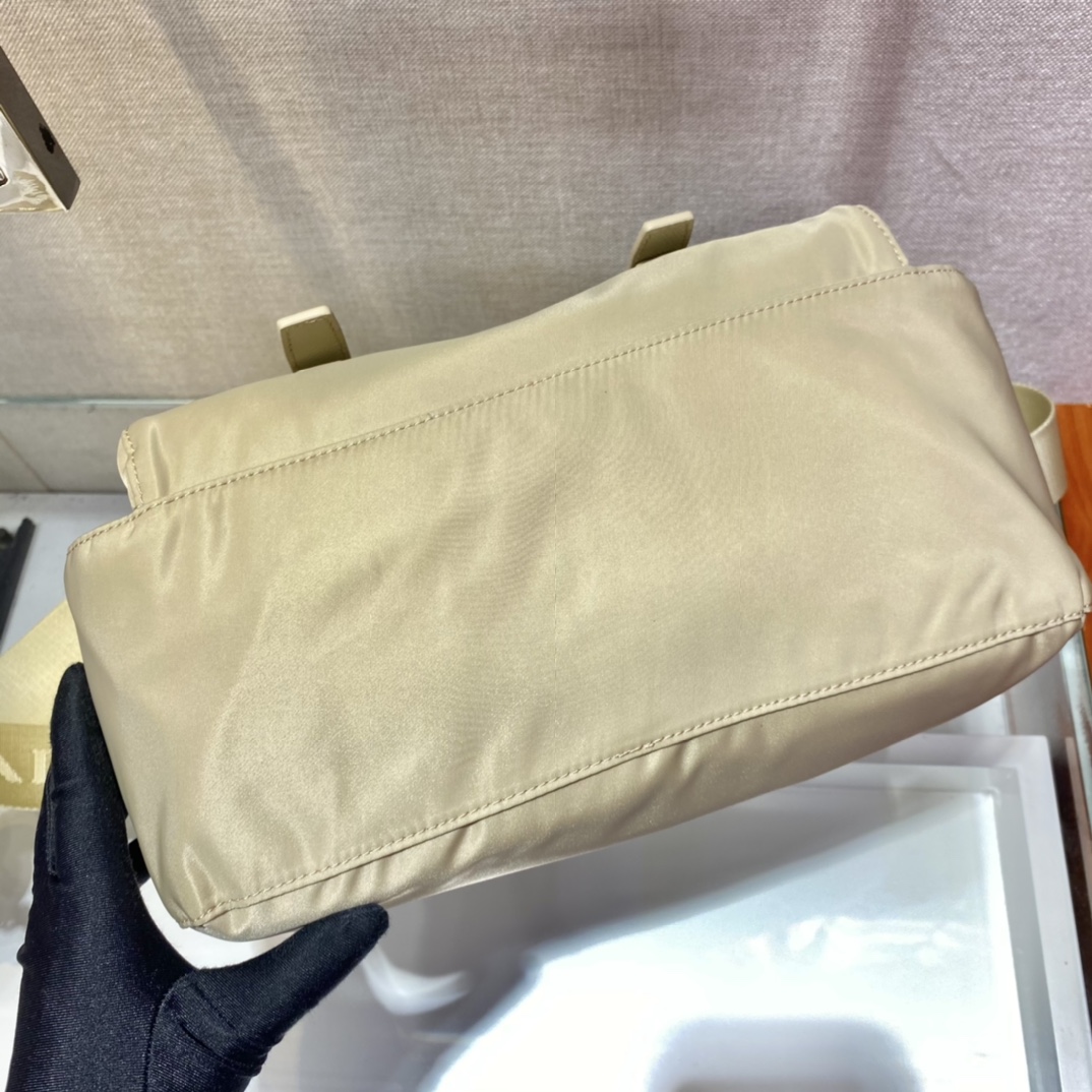 PRADA普拉达尼龙邮差包1BD671