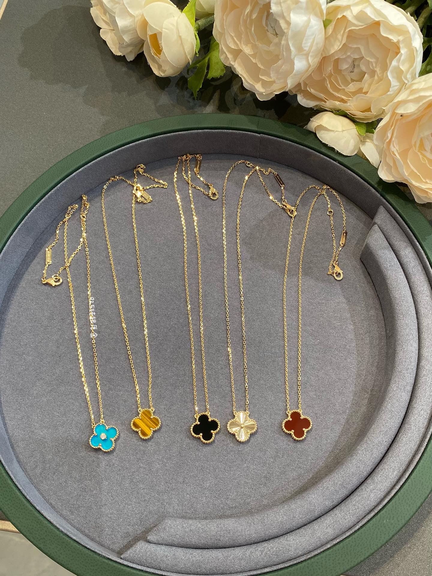 NO:631204,Four-leaf clover gold series in stock, gold and blue with diamonds/gold tiger eye/gold black/gold carving/gold red, Cartier high-end jewelry19860909四叶草金色系现货 金蓝带钻/金虎眼/金黑/金雕花/金红,,卡迪亚高端饰品,Jewelry