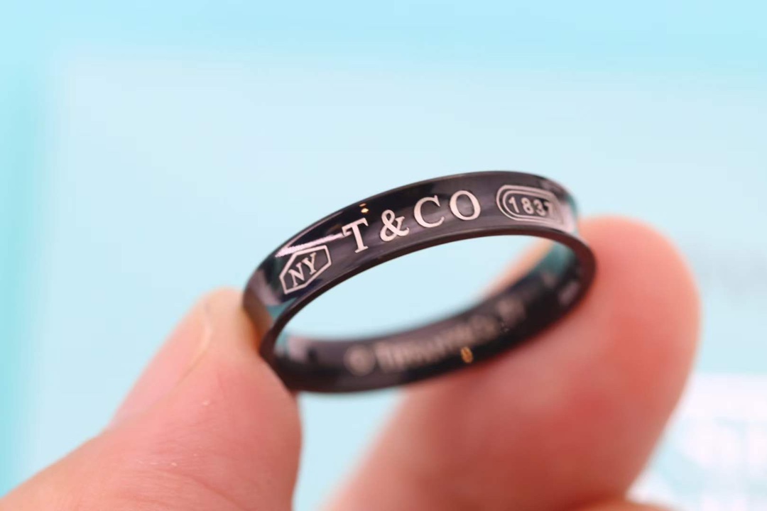 Tiffany & Co. 这款Tiffany & Co. 黑钛金戒指，更像不一样的烟火，不走寻常路