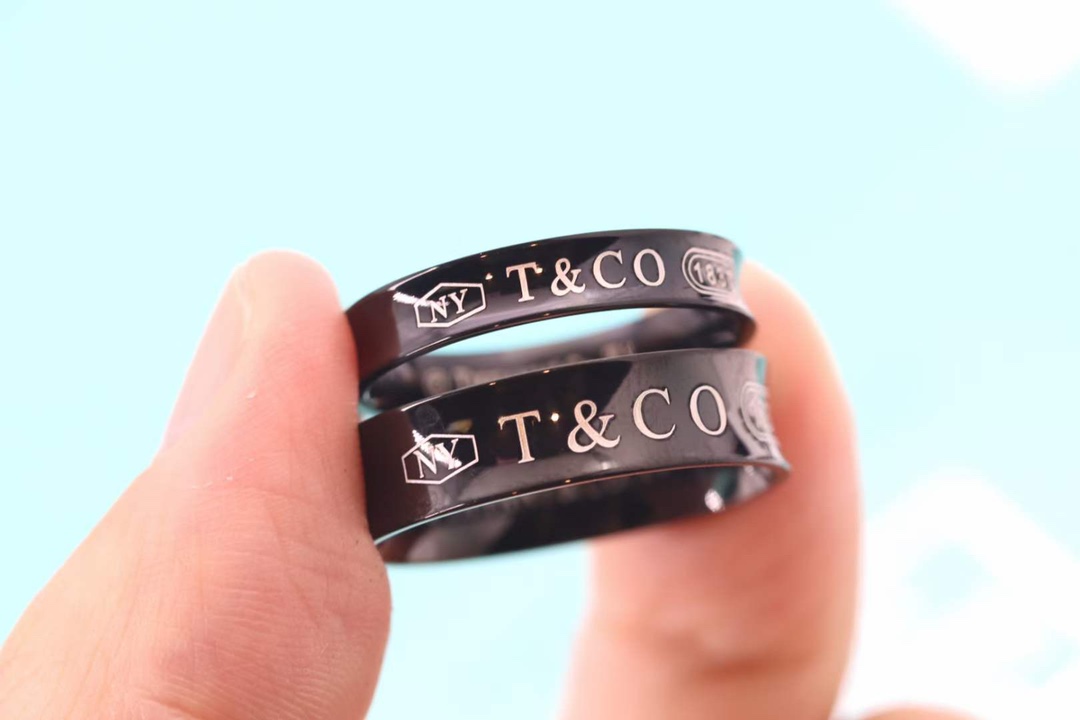 Tiffany & Co. 这款Tiffany & Co. 黑钛金戒指，更像不一样的烟火，不走寻常路