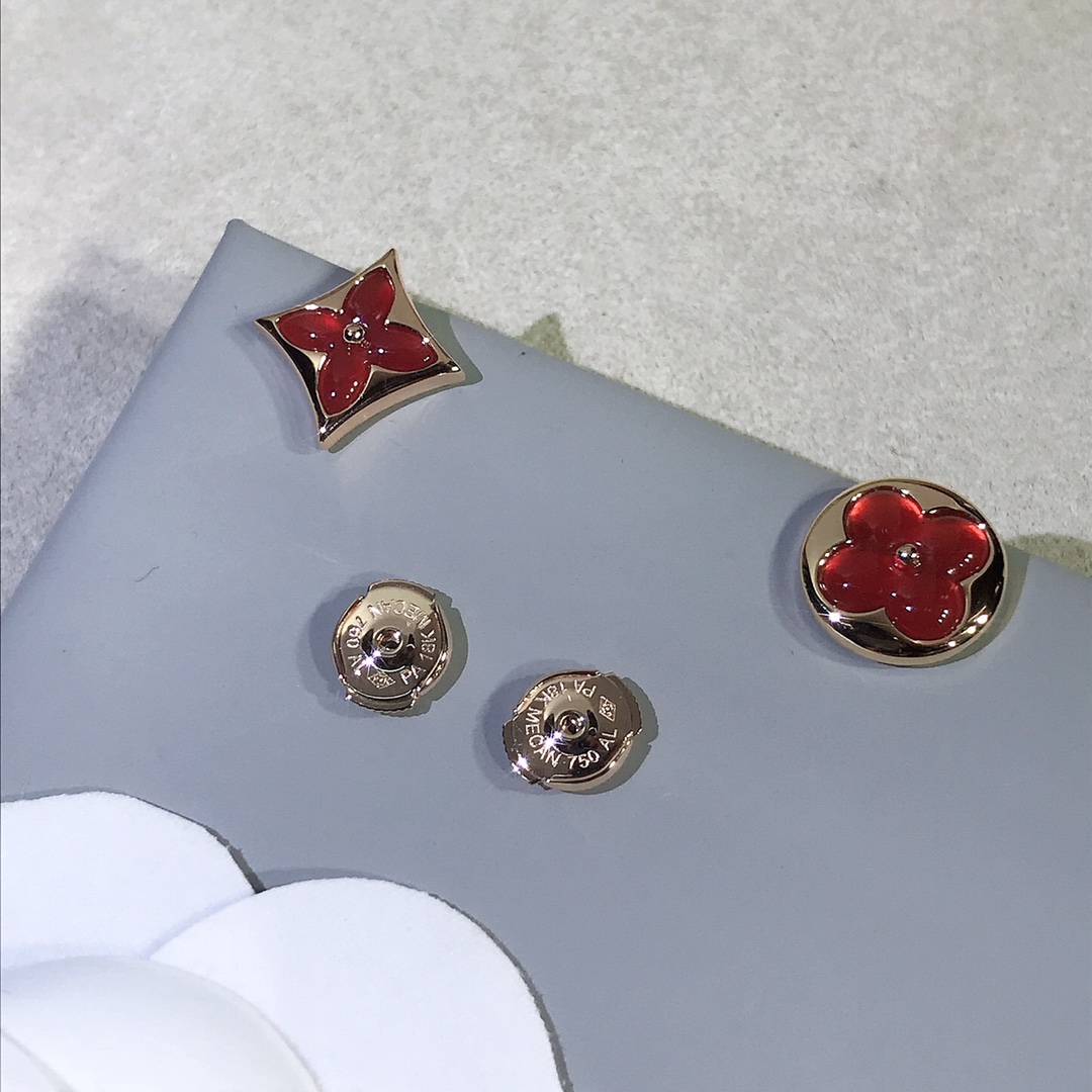 NO:634258,Actual photo shoot of LV natural carnelian earrings. Actual photo of the carnelian earrings. The key point is that the stone is very full and has the concave and convex shape of the petals. The details are very well done, no dead corners are polished. The bottom is polished and has a mirror effect, and the words are printed. Ready goods will be shipped in seconds, 88240,, earrings, Cartier high-end jewelry19860909实物拍摄粉粉太仙吧 LV 天然红玉髓耳环,实物拍摄 重点是车石很饱满,很有花瓣的凹凸有致 细节做的非常到位,°无死角抛光 底部抛光镜面效果,字印齐全 现货秒发,88240,,earrings,卡迪亚高端饰品,Jewelry