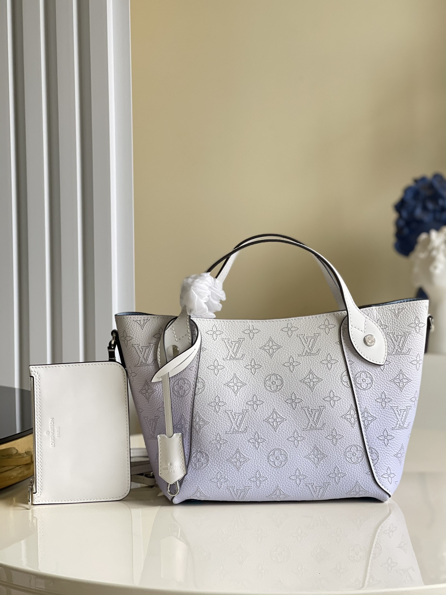 NO:397283,[Exclusive real photo of M54353 gradient blue] This Hina small handbag is made of carved perforated calfskin, making the blue color tone from bottom to top from thick to light, releasing the fun. Tighten the sides, the exquisite Tote bag will then turn into a bucket bag. Size 23 x 21 x 13 cm q.950, LV [original leather], louis vuitton, cowhide19860909【独家实拍M54353渐变蓝】本款 Hina 小号手袋取材镂花穿孔小牛皮,令蓝彩色调自下而上由浓转淡,释放盎然趣意.收紧两侧,精巧 Tote 包随即化身水桶包.尺寸23 x 21 x 13 厘米 q.950,LV【原厂皮】,louis vuitton,cowhide,Bag