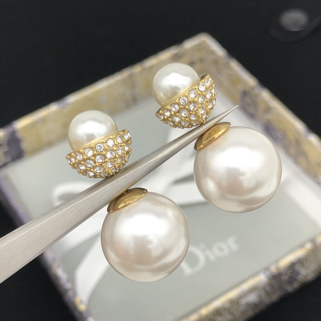  编号DED0144
 CD大小珍珠耳钉 同款材质 925银针 Di0r 新款
以醒目的复古金色金属覆层