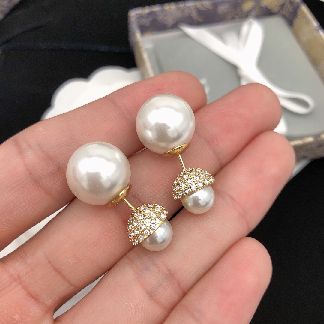  编号DED0144
 CD大小珍珠耳钉 同款材质 925银针 Di0r 新款
以醒目的复古金色金属覆层