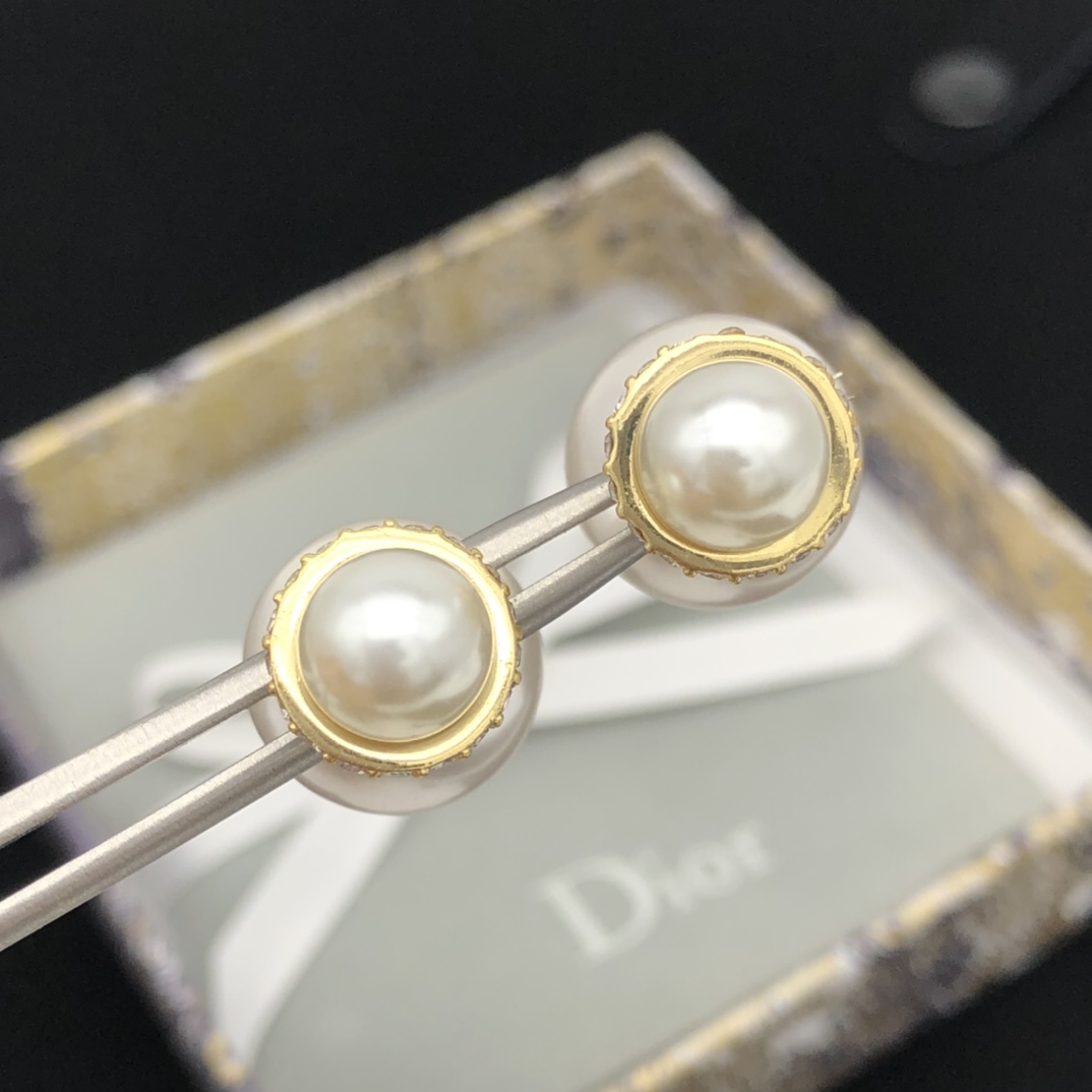  编号DED0144
 CD大小珍珠耳钉 同款材质 925银针 Di0r 新款
以醒目的复古金色金属覆层