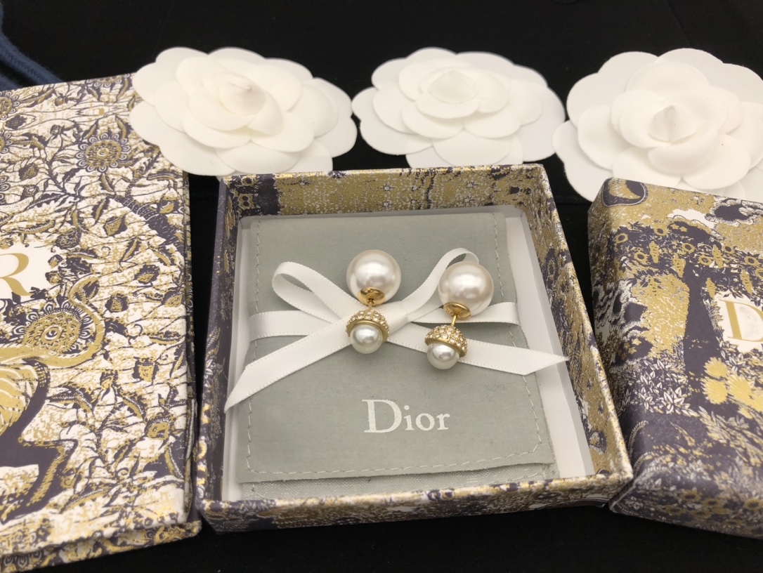  编号DED0144
 CD大小珍珠耳钉 同款材质 925银针 Di0r 新款
以醒目的复古金色金属覆层