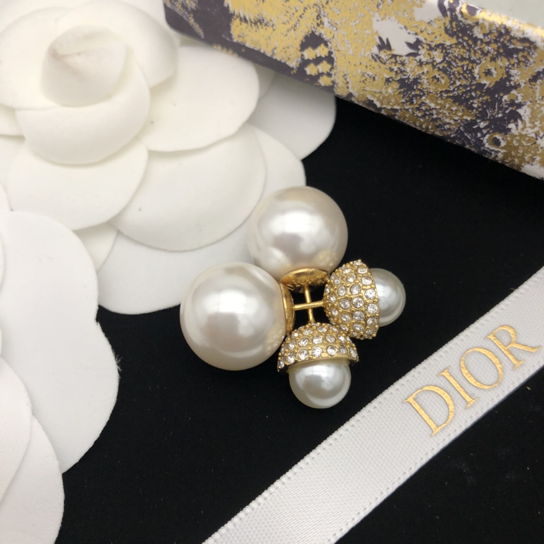  编号DED0144
 CD大小珍珠耳钉 同款材质 925银针 Di0r 新款
以醒目的复古金色金属覆层