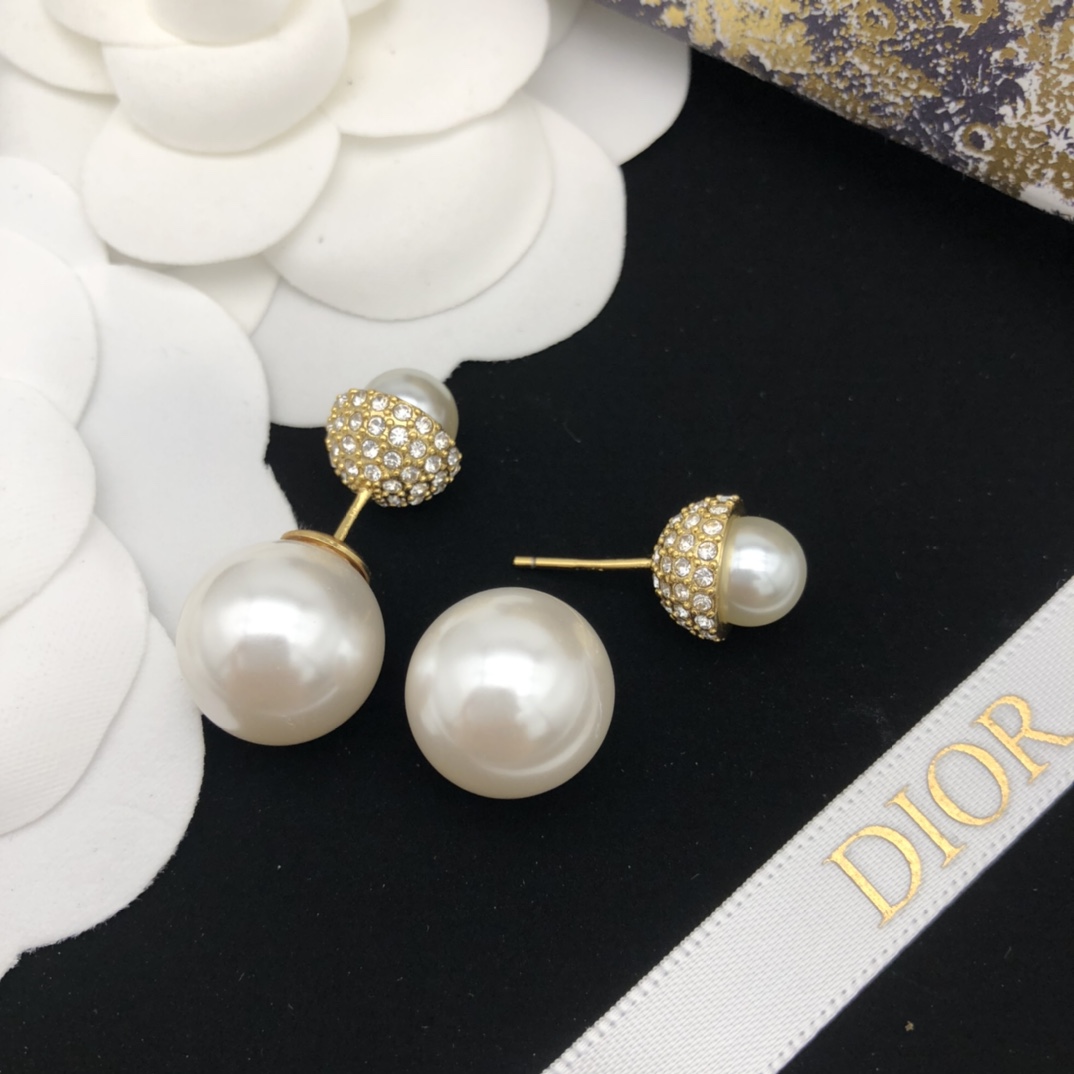  编号DED0144
 CD大小珍珠耳钉 同款材质 925银针 Di0r 新款
以醒目的复古金色金属覆层