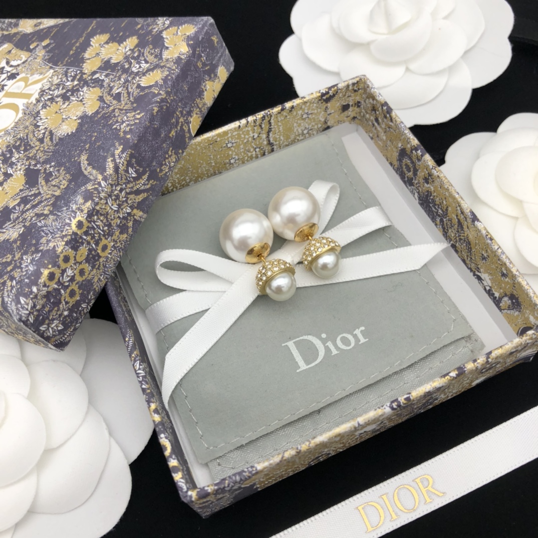  编号DED0144
 CD大小珍珠耳钉 同款材质 925银针 Di0r 新款
以醒目的复古金色金属覆层