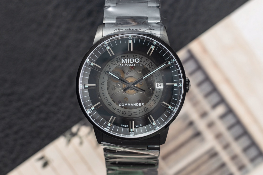 NO:143148,Taiwan factory works to identify the new Commander series of gradient semi-transparent watches, with new design elements of the smoky perspective dial integrated into it, demonstrating youth and personality. The watch has a diameter of 40 mm, a thickness of 10.84 mm, and is of moderate size. It can be well adapted to the wrist circumference of different thicknesses. It is equipped with a C07.611 movement modified by the Seagull movement, and the automatic movement is decorated with Geneva ripples and MIDO logo!  The new Commander transparent smoked dial series, this design shows the unique beauty of the hollow dial. It is one of the good choices for watch friends who like mechanical hollowing. The same price for leather steel, top-notch replica19860909台湾厂力作品鉴全新指挥官系列渐变半透款腕表,烟熏透视表盘全新设计元素融入其中,彰显年轻与个性.这枚腕表表径为40毫米,厚10.84毫米,尺寸适中,对于不同粗细腕围均能很好地适配.搭载的是一枚海鸥机芯改造的C07.611机芯,机芯自动陀上饰有日内瓦波纹和MIDO标志！全新指挥官透明烟熏表盘系列,这一设计展现镂空面盘独特的美感.是喜欢机械镂空的表友的不错选择之一. 皮钢同价,顶级复刻,Watch