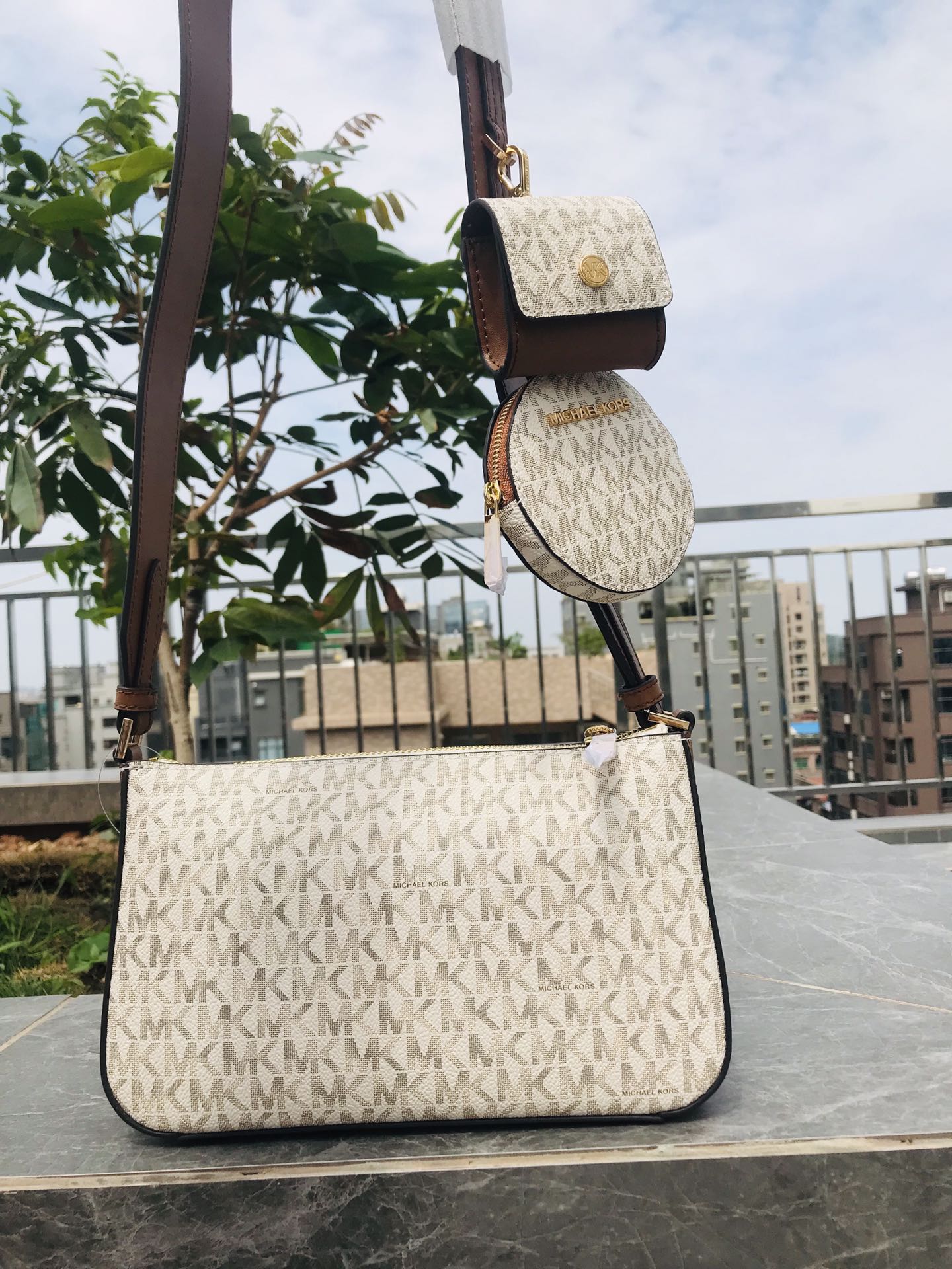 Michael Kors mk2023新款Jet Set三合一老花麻将包宽肩带斜挎包 单独2个小挂包 圆形零钱包