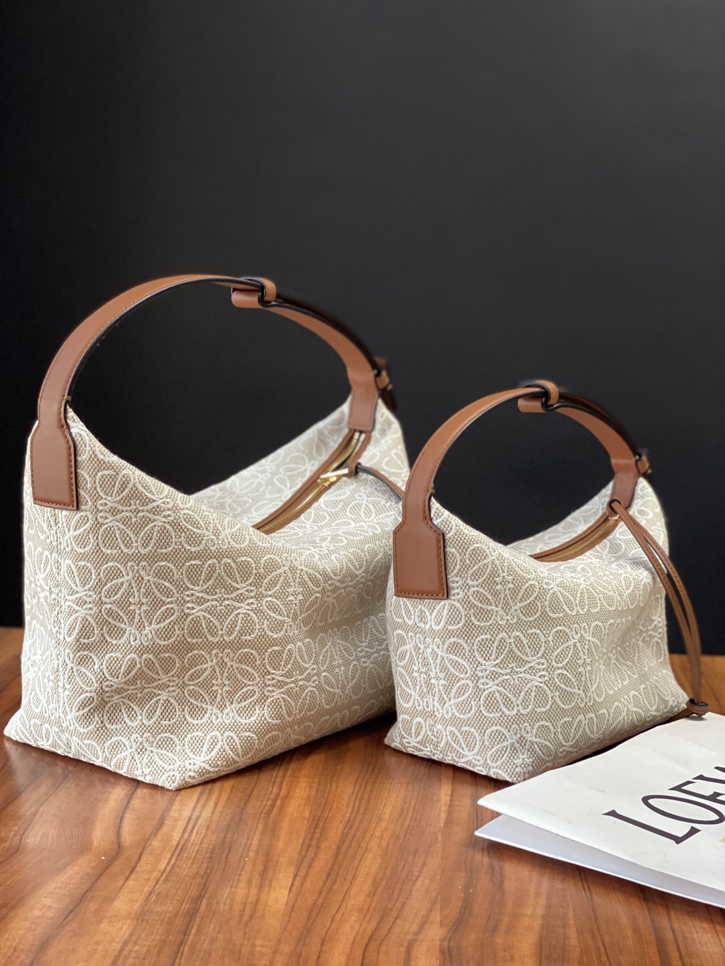 NO:176219,Genuine grade original leather model 201A small bento bag~Cubi lunch box bag The happiness of this season is given by Cubi!  L0ewe's latest sought-after armpit bag Cubi embroidery design has a high-end feel. Any piece of plain white T can produce a wonderful chemical reaction. The adjustment function of the shoulder strap is also very attentive. There is no too much cumbersome. Just buckle it to free your hands. The hands and armpits look good. The capacity is large and the weight is very light. It's so nice!  Come and turn on the 