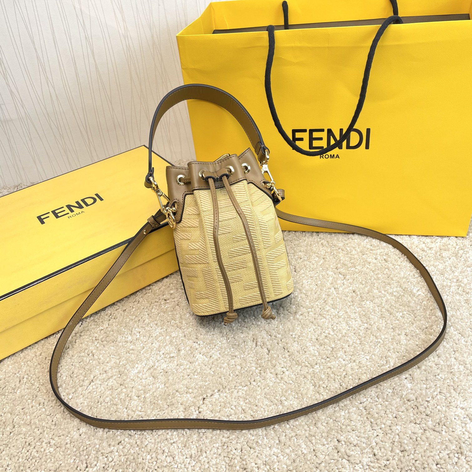 Fendi 名称：Mon Tresor小号水桶包