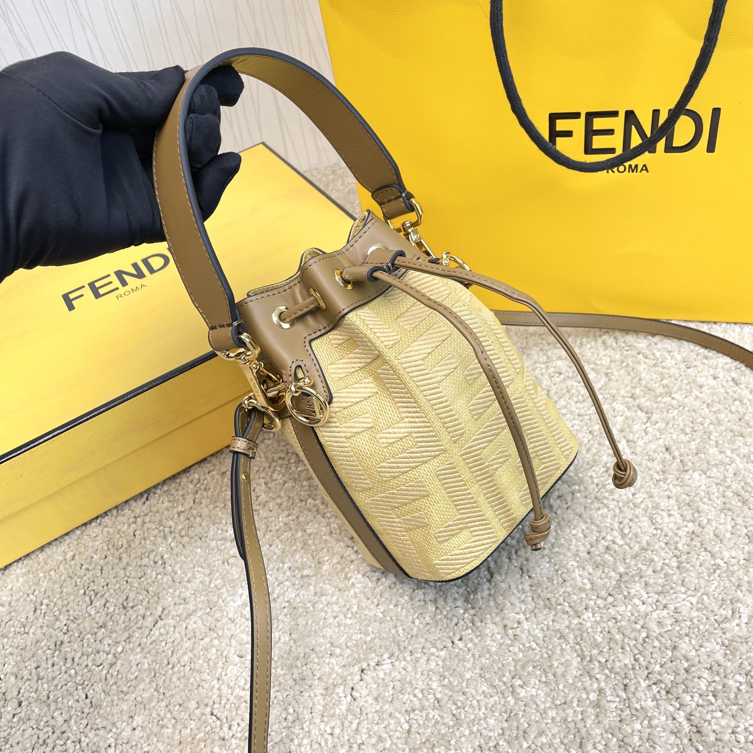 Fendi 名称：Mon Tresor小号水桶包