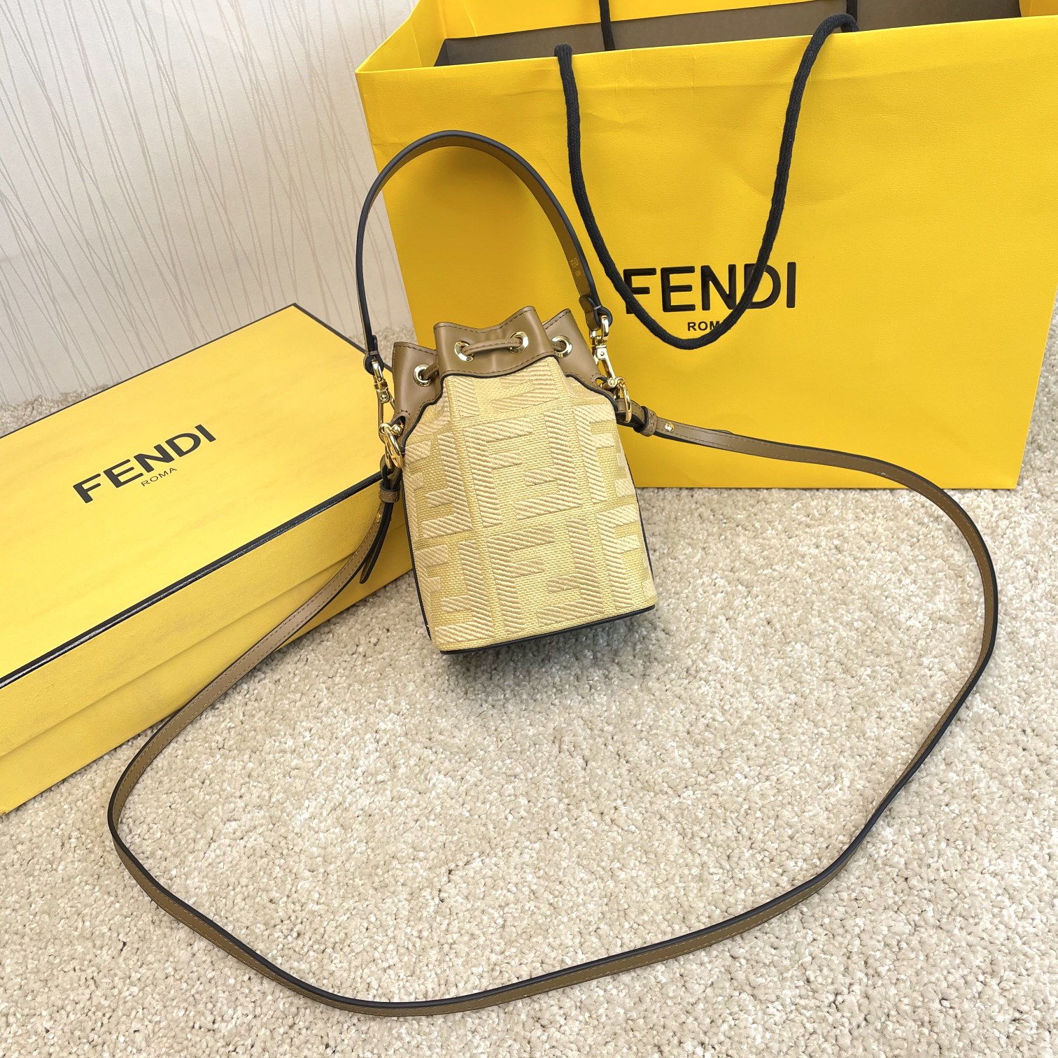 Fendi 名称：Mon Tresor小号水桶包