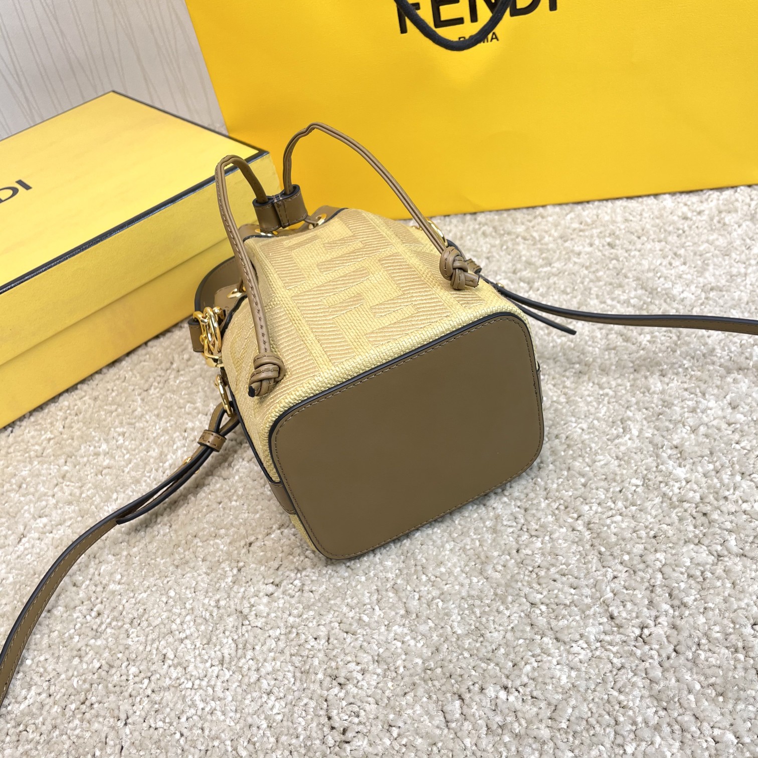 Fendi 名称：Mon Tresor小号水桶包