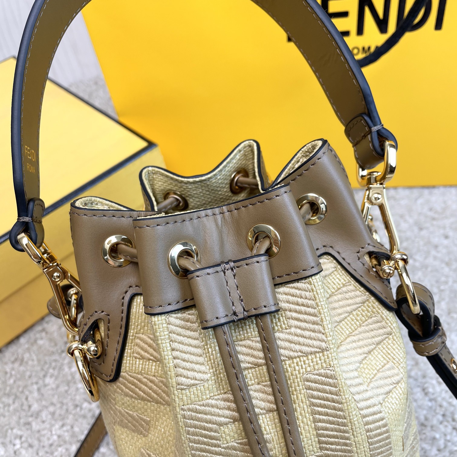Fendi 名称：Mon Tresor小号水桶包