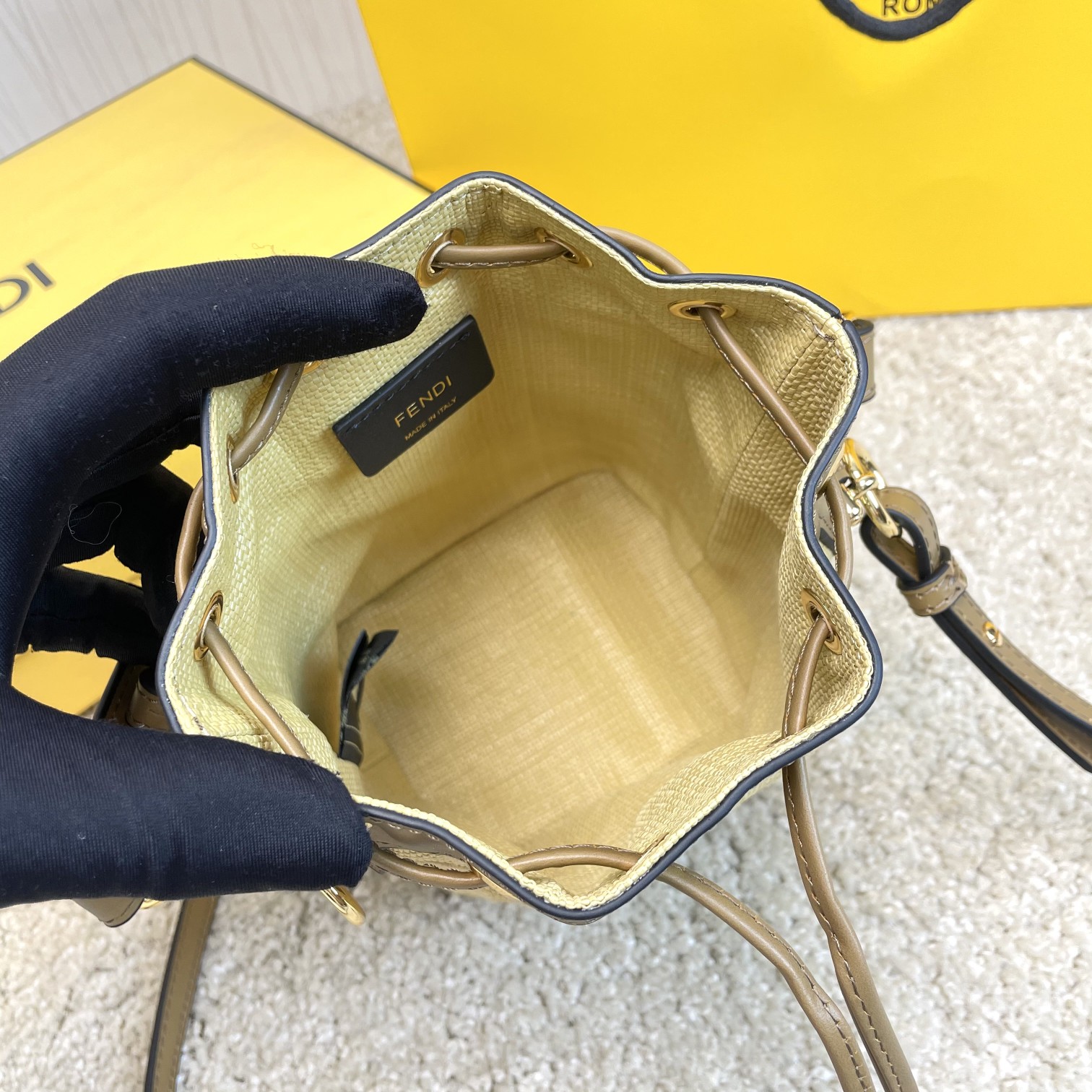 Fendi 名称：Mon Tresor小号水桶包