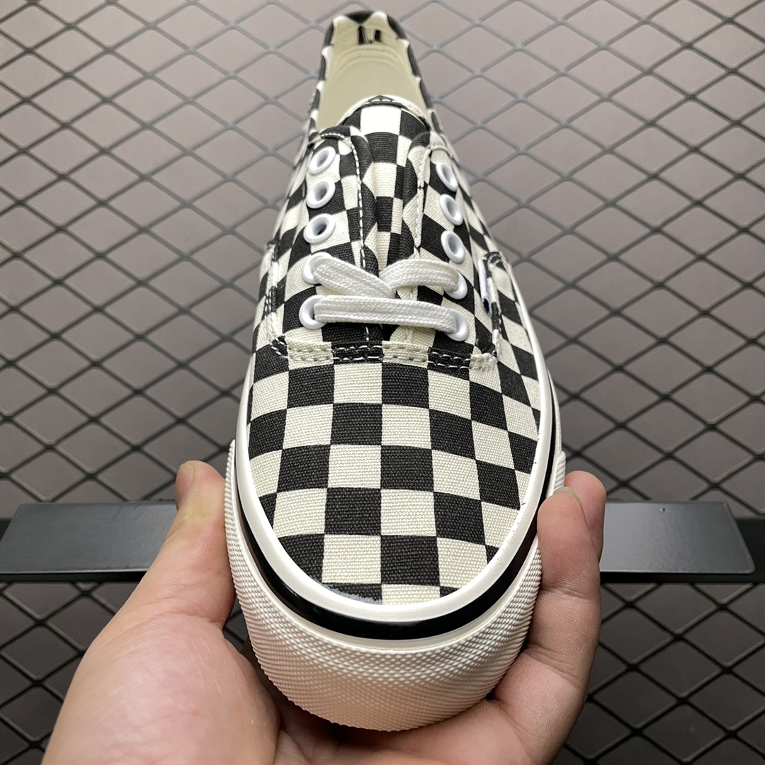 130 Vans 万斯 Authentic 棋盘格 低帮硫化休闲板鞋